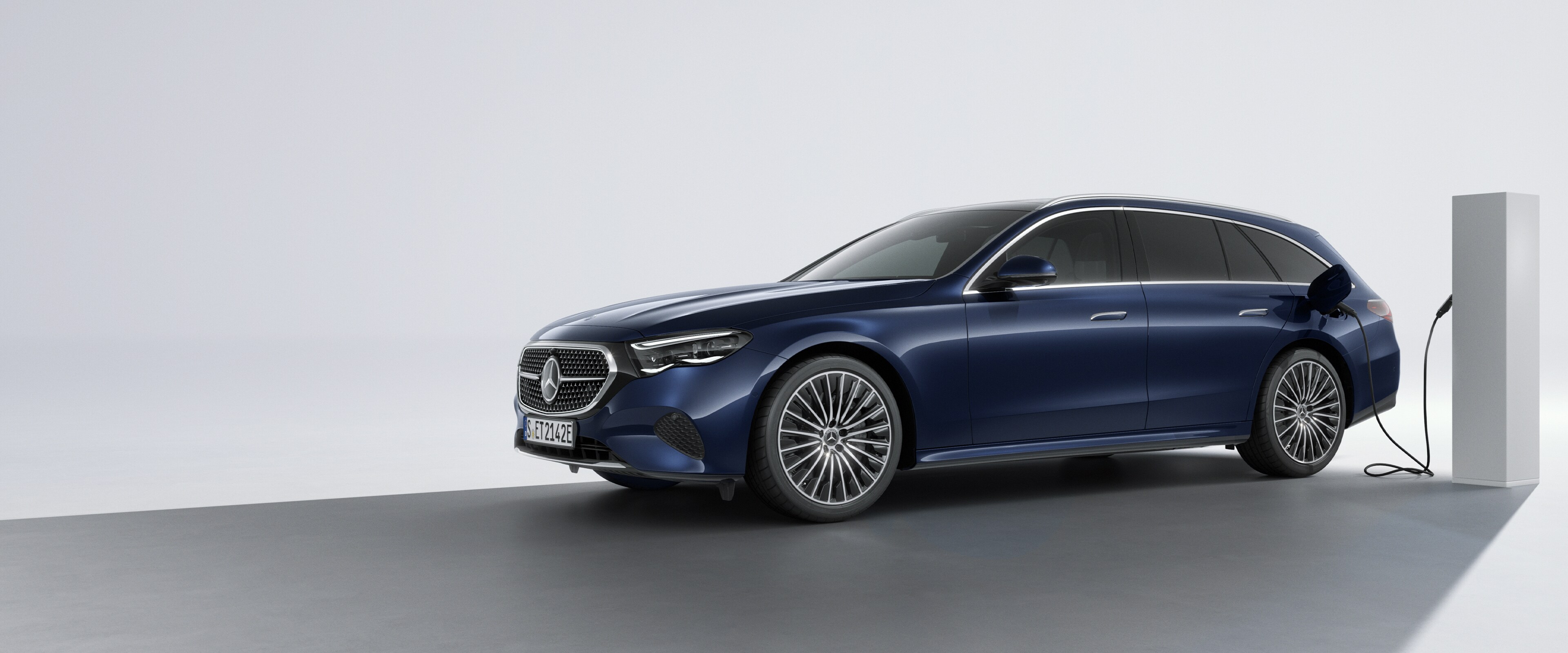 Ein Plug-in-Hybridfahrzeug von Mercedes-Benz in schräger Rückansicht an einer Ladestation.