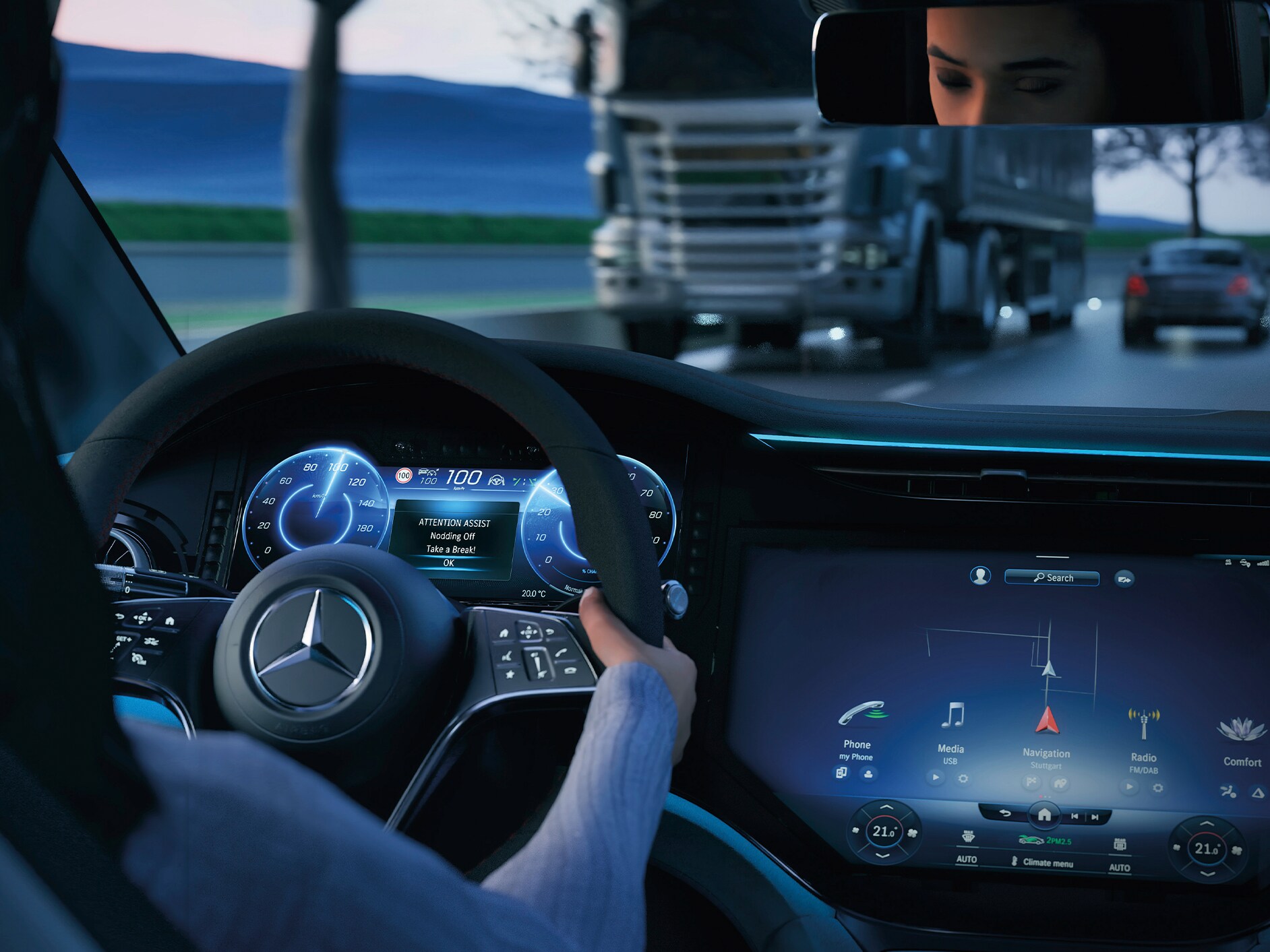 Innenansicht des Cockpits eines Mercedes-Benz Fahrzeugs.