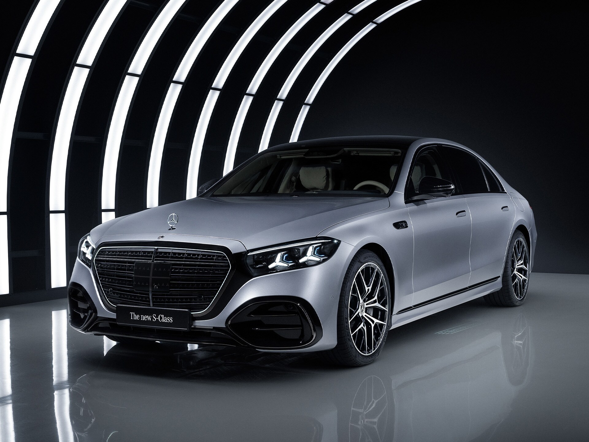 Die Mercedes-Benz S-Klasse in einem Studio mit einem beleuchteten Bogen.