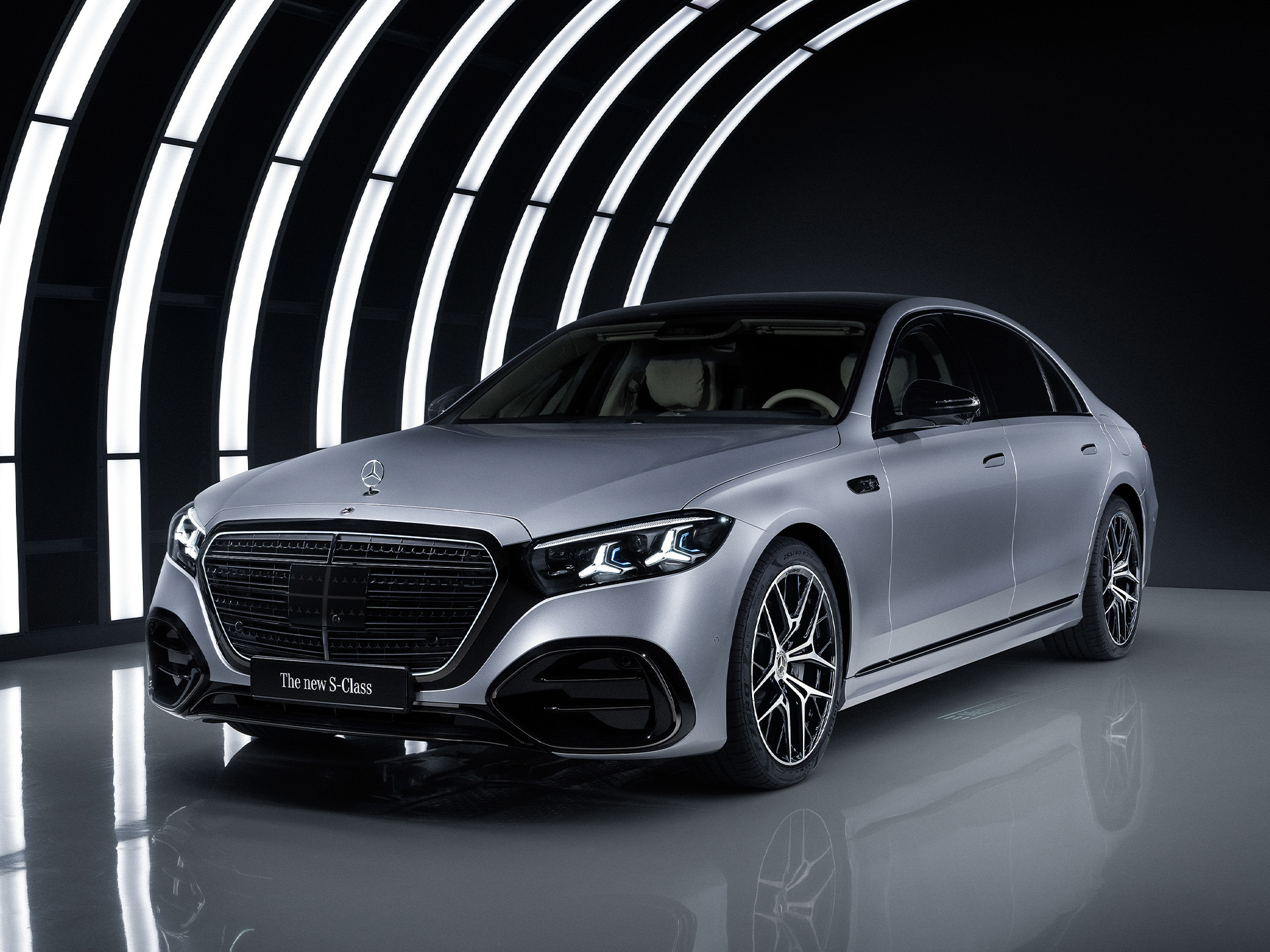 Technik, die sich kümmert | Sicherheit | Mercedes-Benz Die Mercedes-Benz S-Klasse in einem Studio mit einem beleuchteten Bogen.