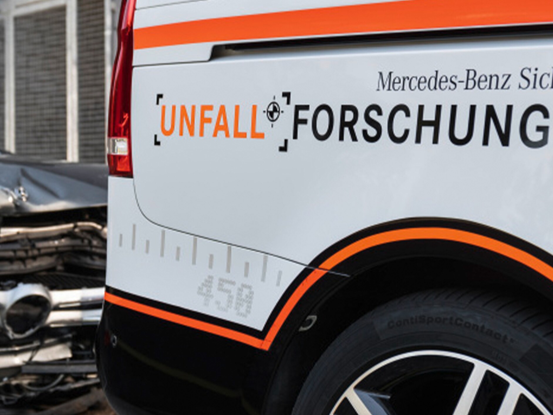 Mercedes-Benz Auto mit dem Aufdruck "Unfallforschung" auf der Seite.