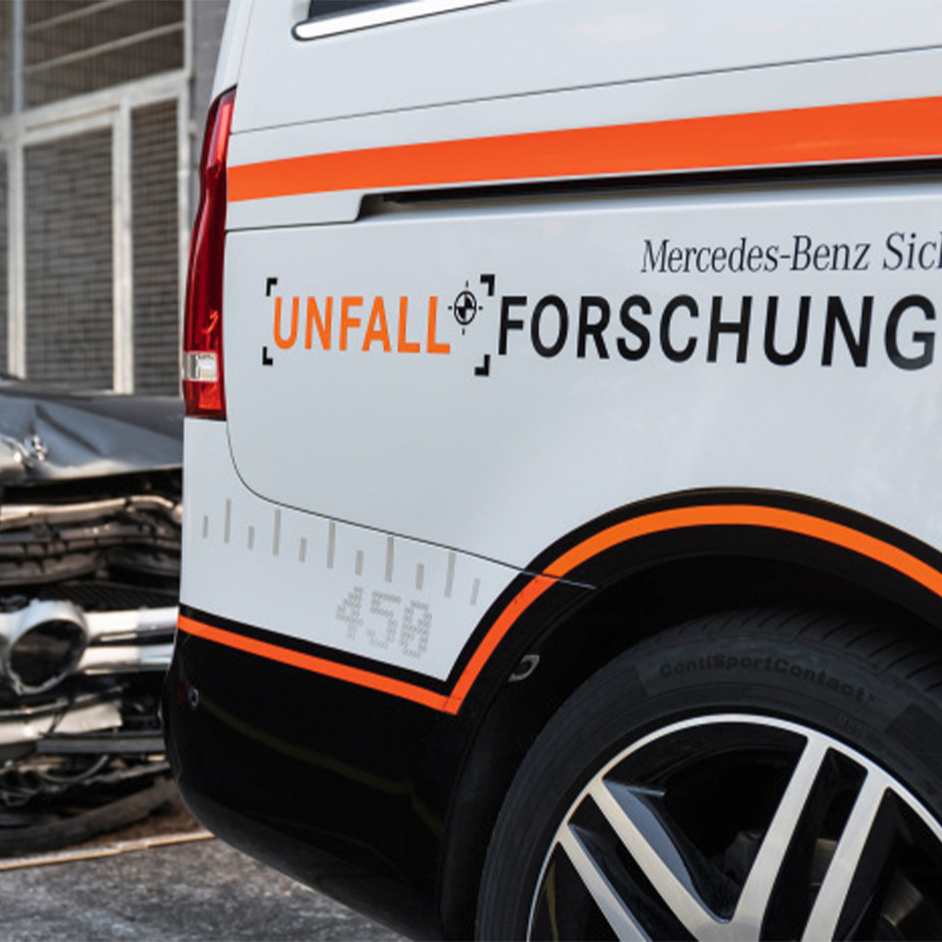 Untersuchung von Unfällen im realen Leben | Sicherheit | Mercedes-Benz Mercedes-Benz Auto mit dem Aufdruck "Unfallforschung" auf der Seite.
