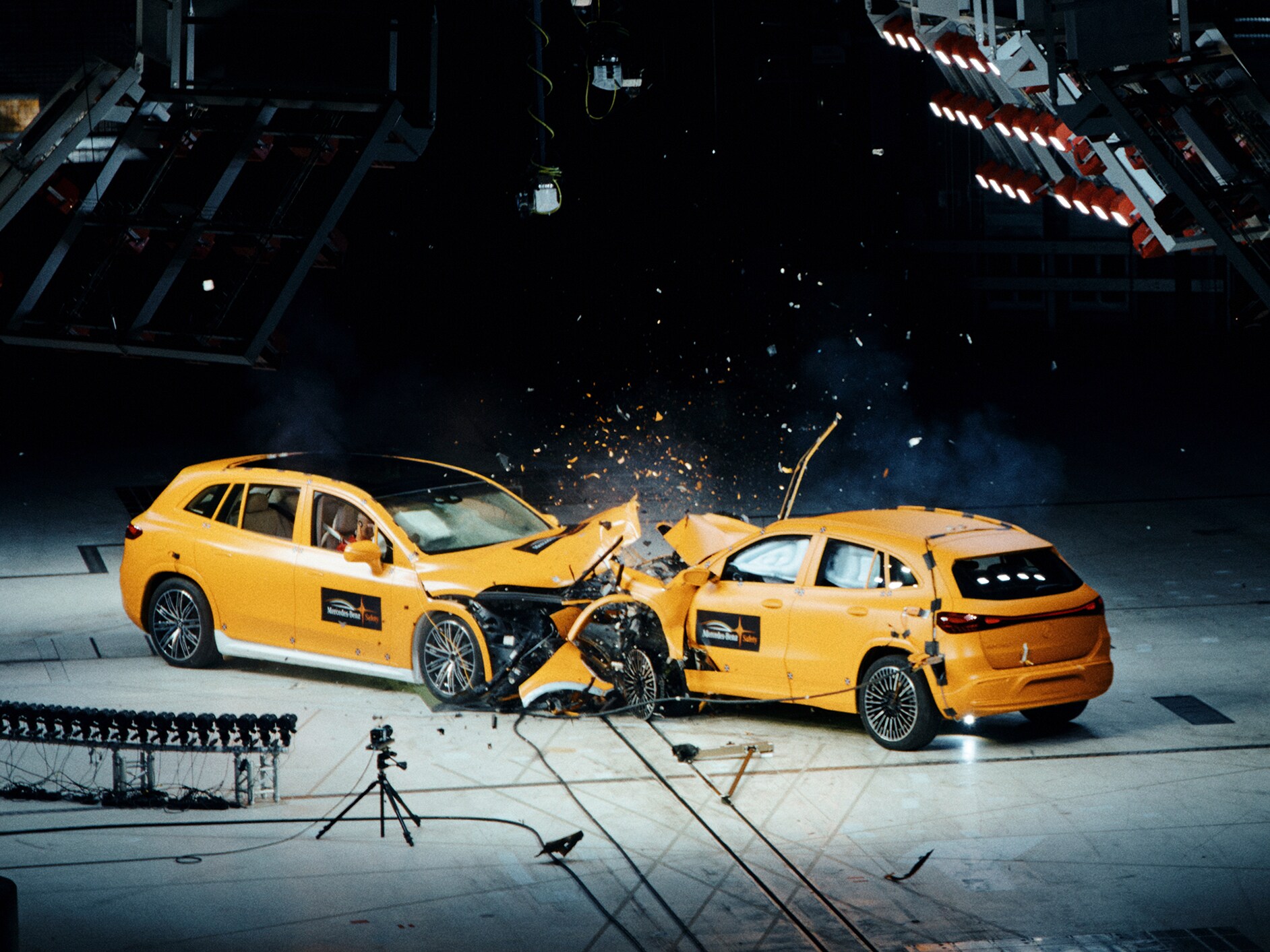 Frontalaufprall zwischen zwei Mercedes-Benz Fahrzeugen, aufgenommen von Crashtest-Kameras.