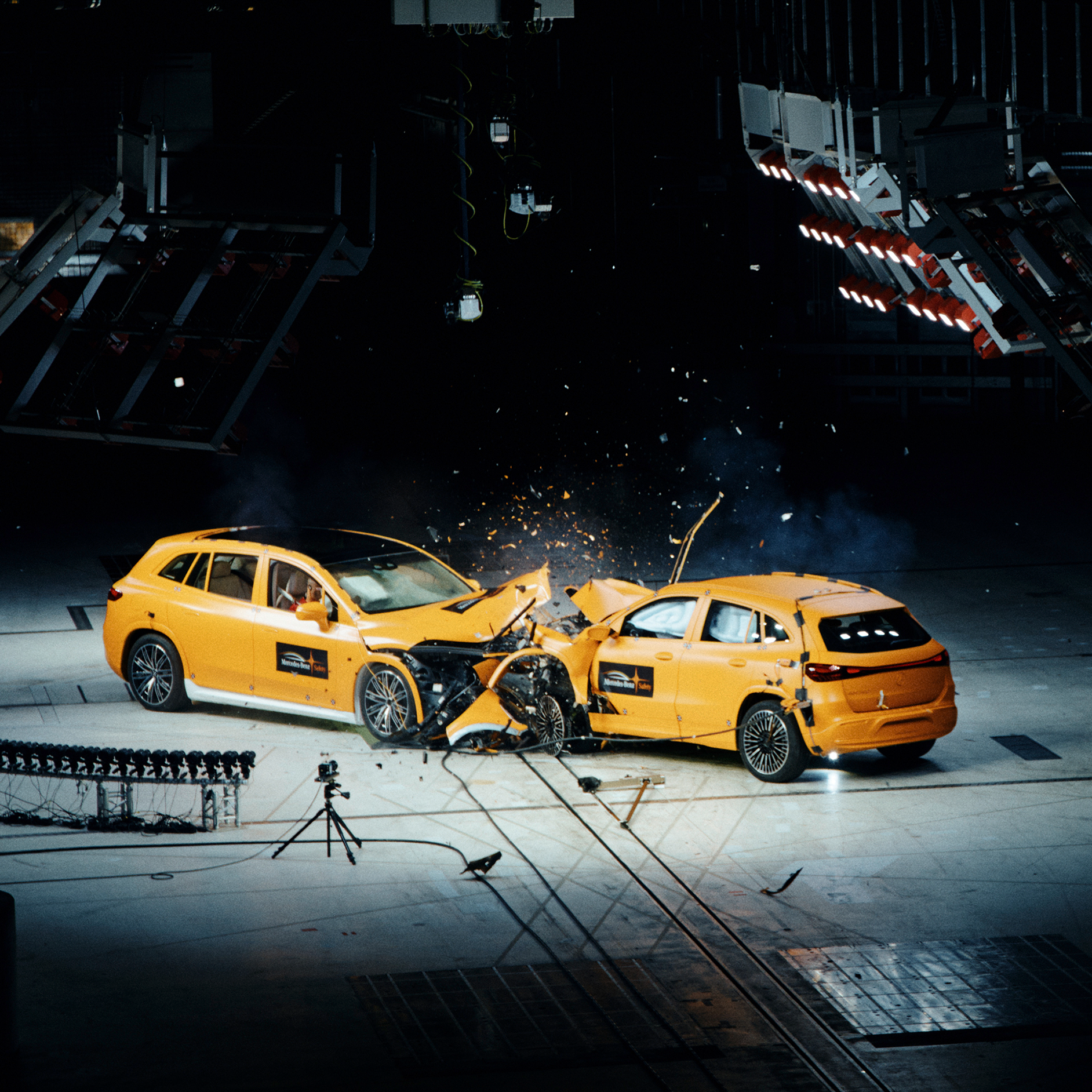 Sicherheit ist keine Frage der Antriebstechnik | Sicherheit | Mercedes-Benz Frontalaufprall zwischen zwei Mercedes-Benz Fahrzeugen, aufgenommen von Crashtest-Kameras.