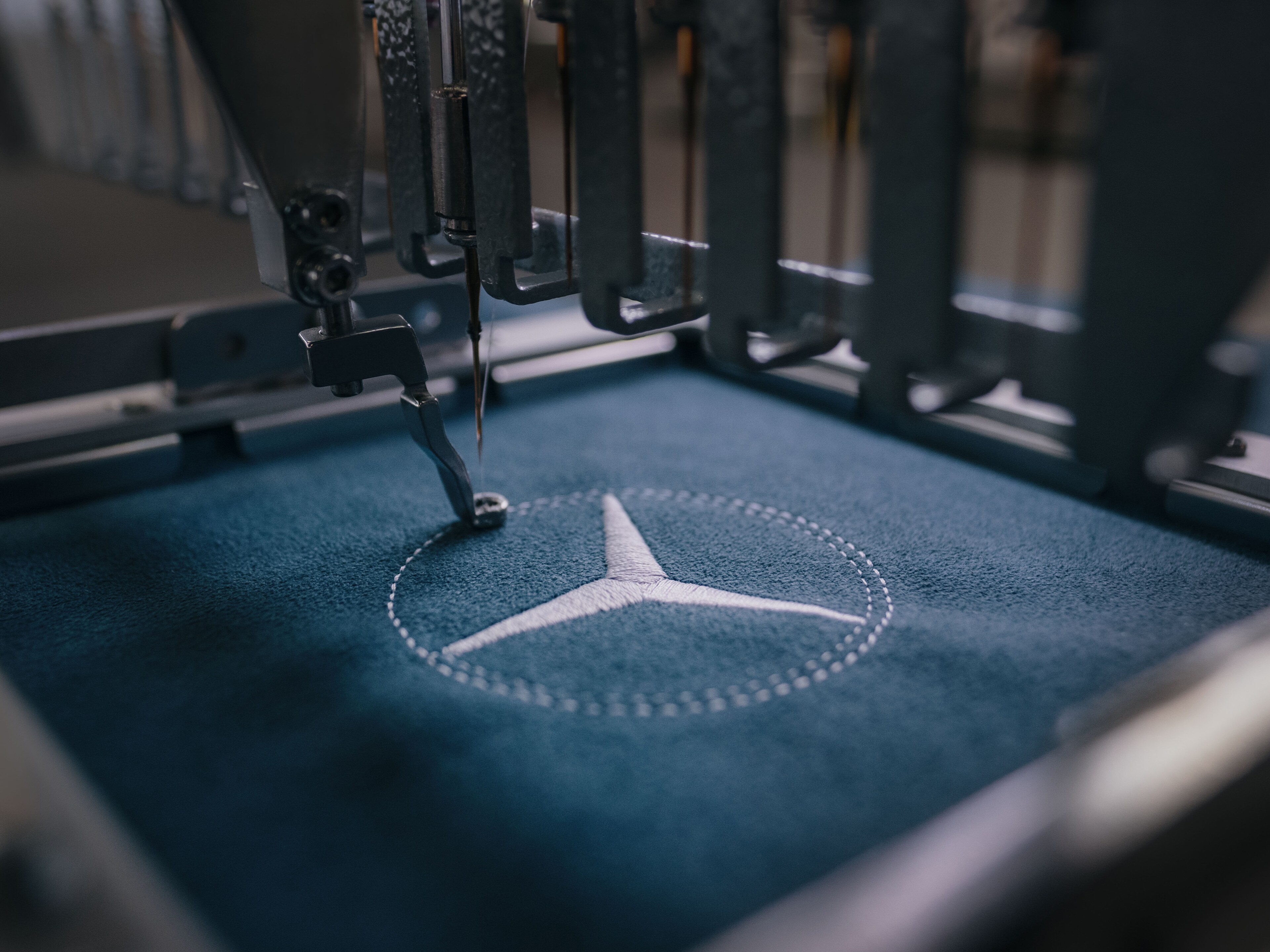 Das MANUFAKTUR Logo, das auf hochwertigen Materialien genäht wird.