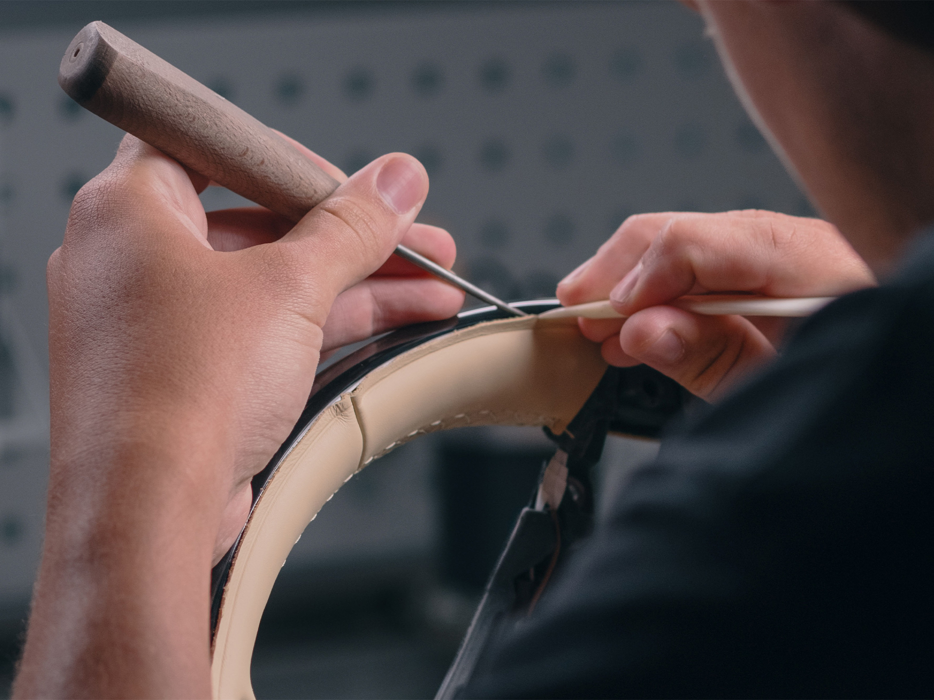 MANUFAKTUR | Mercedes-Benz MANUFAKTUR Handwerkskunst an einem Mercedes-Benz Lenkrad.