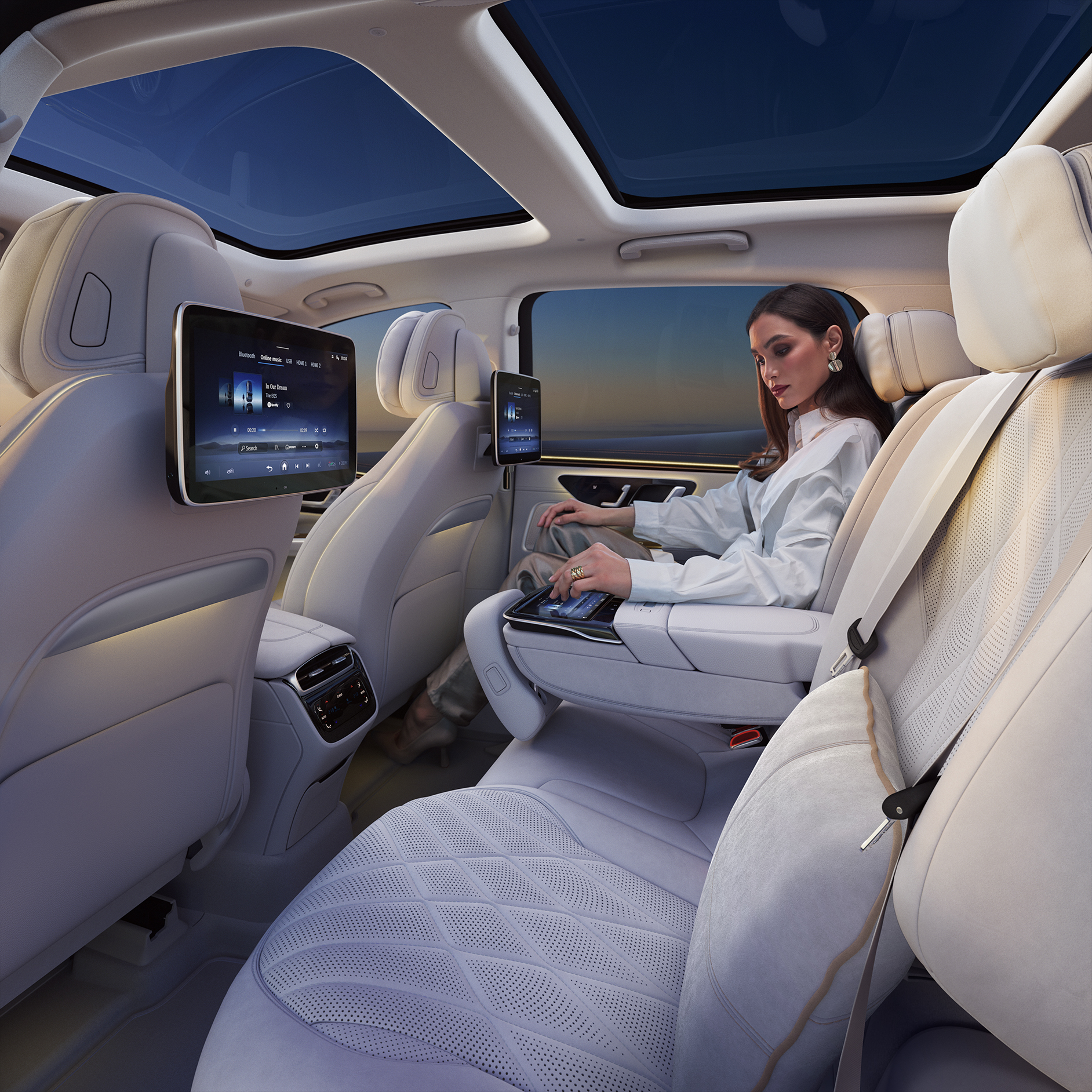 Hinterer Innenraum eines Mercedes-Benz EQS SUV. Hinterer Innenraum eines Mercedes-Benz EQS SUV.