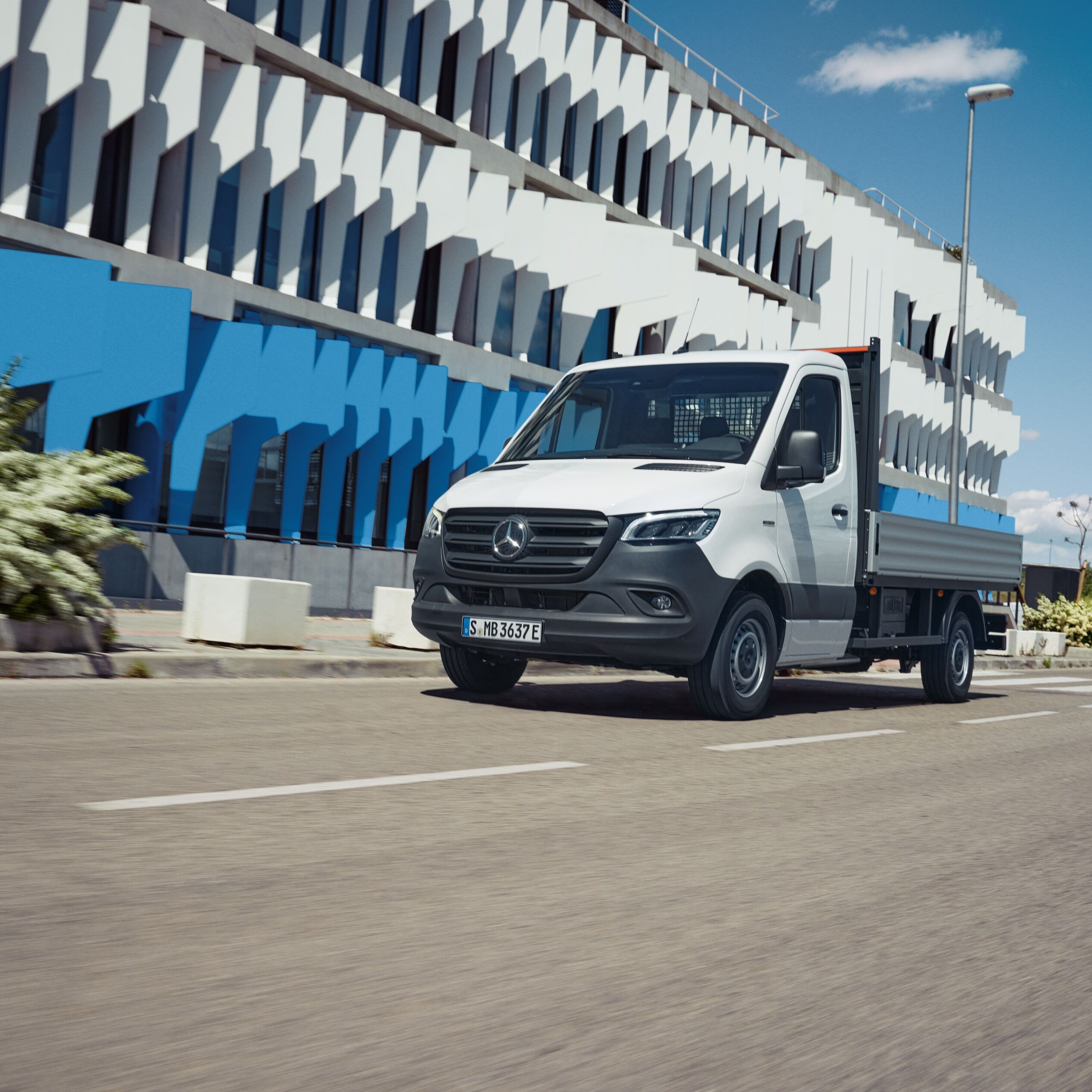 Das Mercedes-Benz Sprinter Pritschenfahrzeug in der Frontansicht.