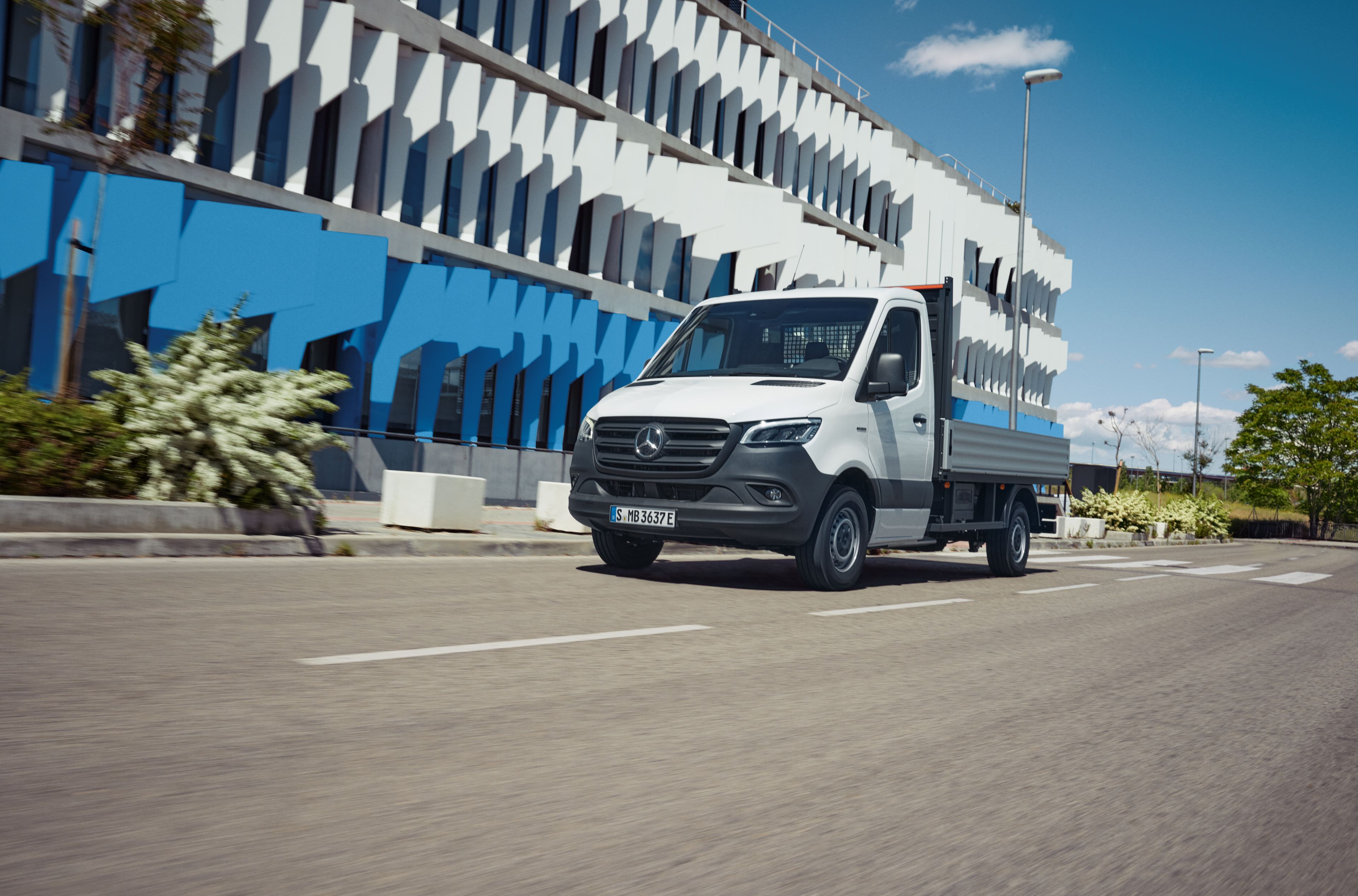 Fahrzeugvergleich | Sprinter Pritschenfahrzeug | Mercedes-Benz Das Mercedes-Benz Sprinter Pritschenfahrzeug in der Frontansicht.