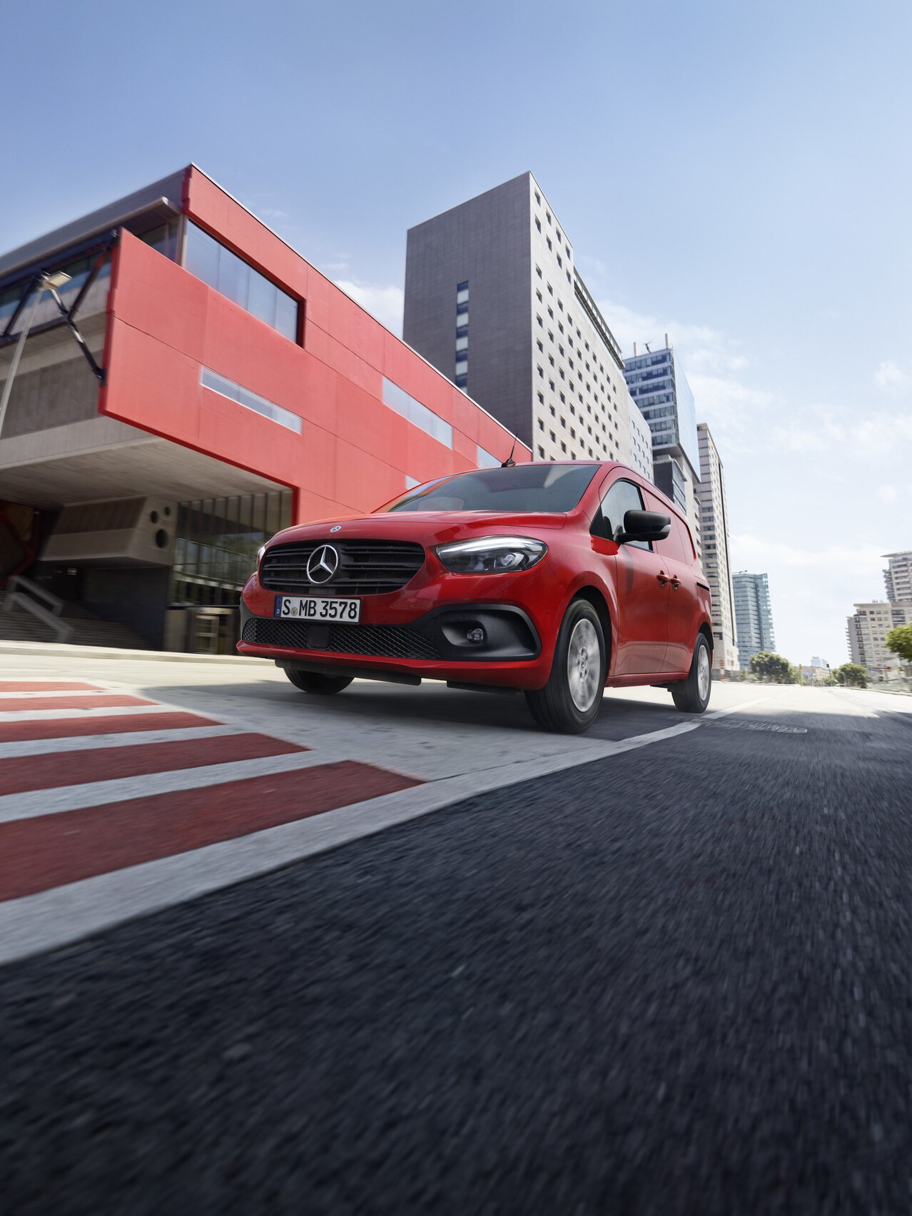 Der Mercedes-Benz Citan Kastenwagen ist auf der Straße unterwegs.