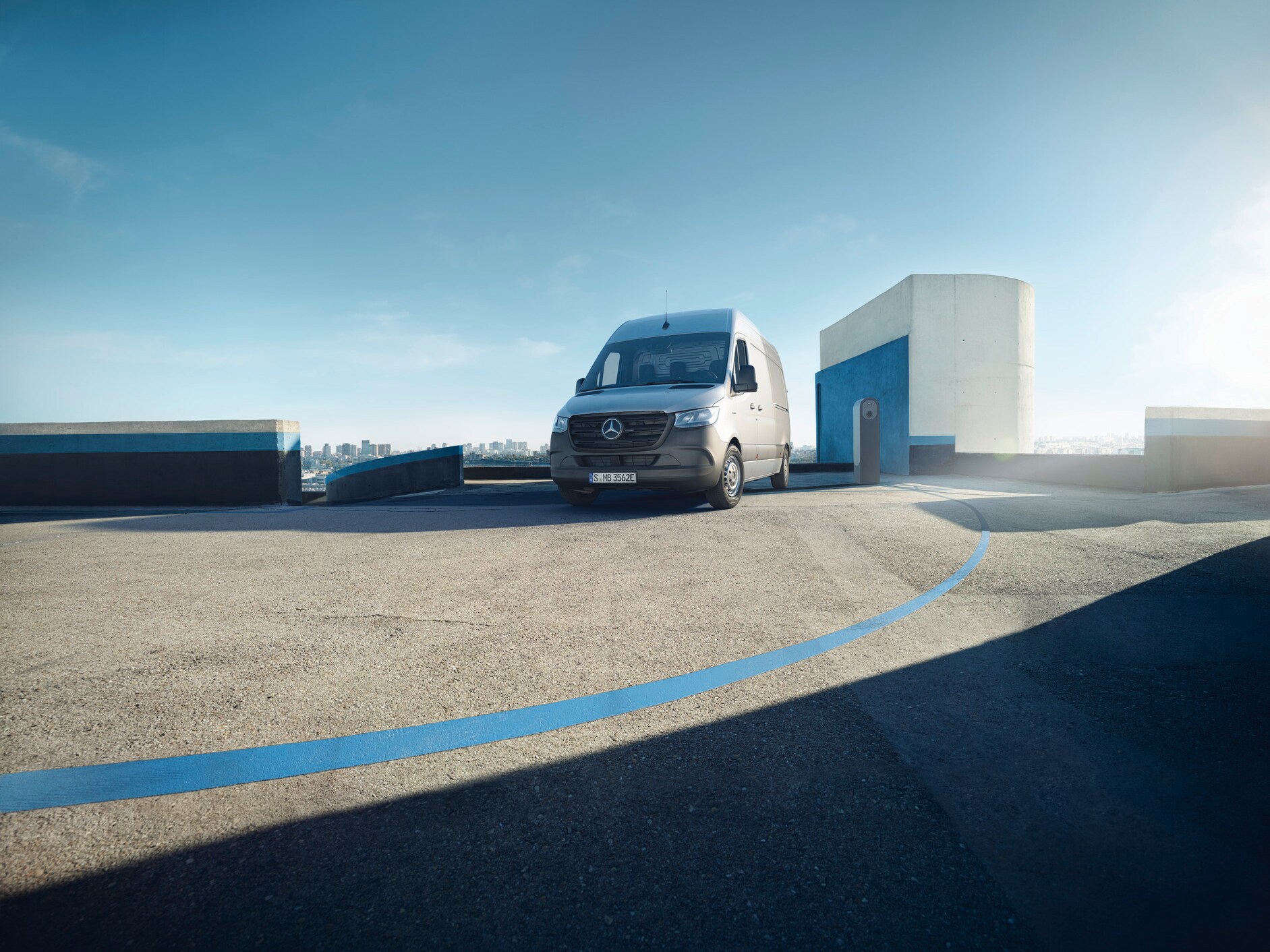 Der Mercedes-Benz eSprinter Kastenwagen steht auf dem Dach eines Parkdecks.