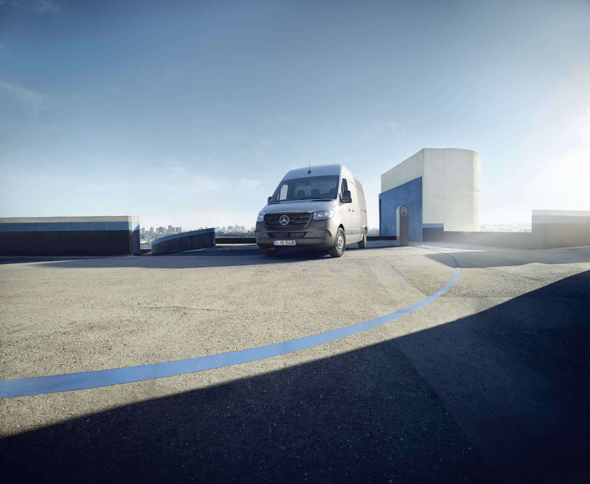 eSprinter & Sprinter | Mercedes-Benz Der Mercedes-Benz eSprinter Kastenwagen steht auf dem Dach eines Parkdecks.