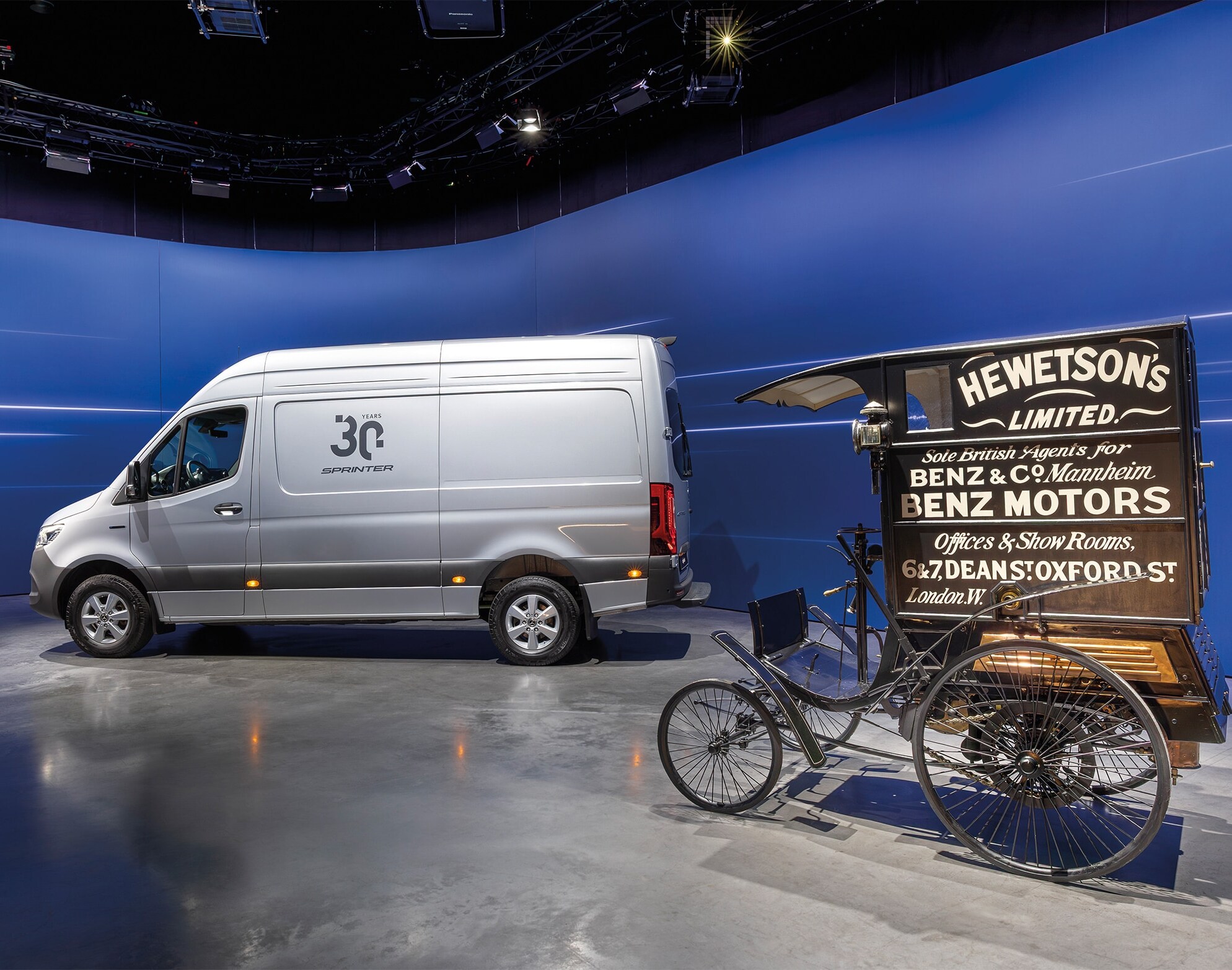 Mercedes-Benz Sprinter und historischer Benz Lieferungs-Wagen, ausgestellt in einem modernen Showroom