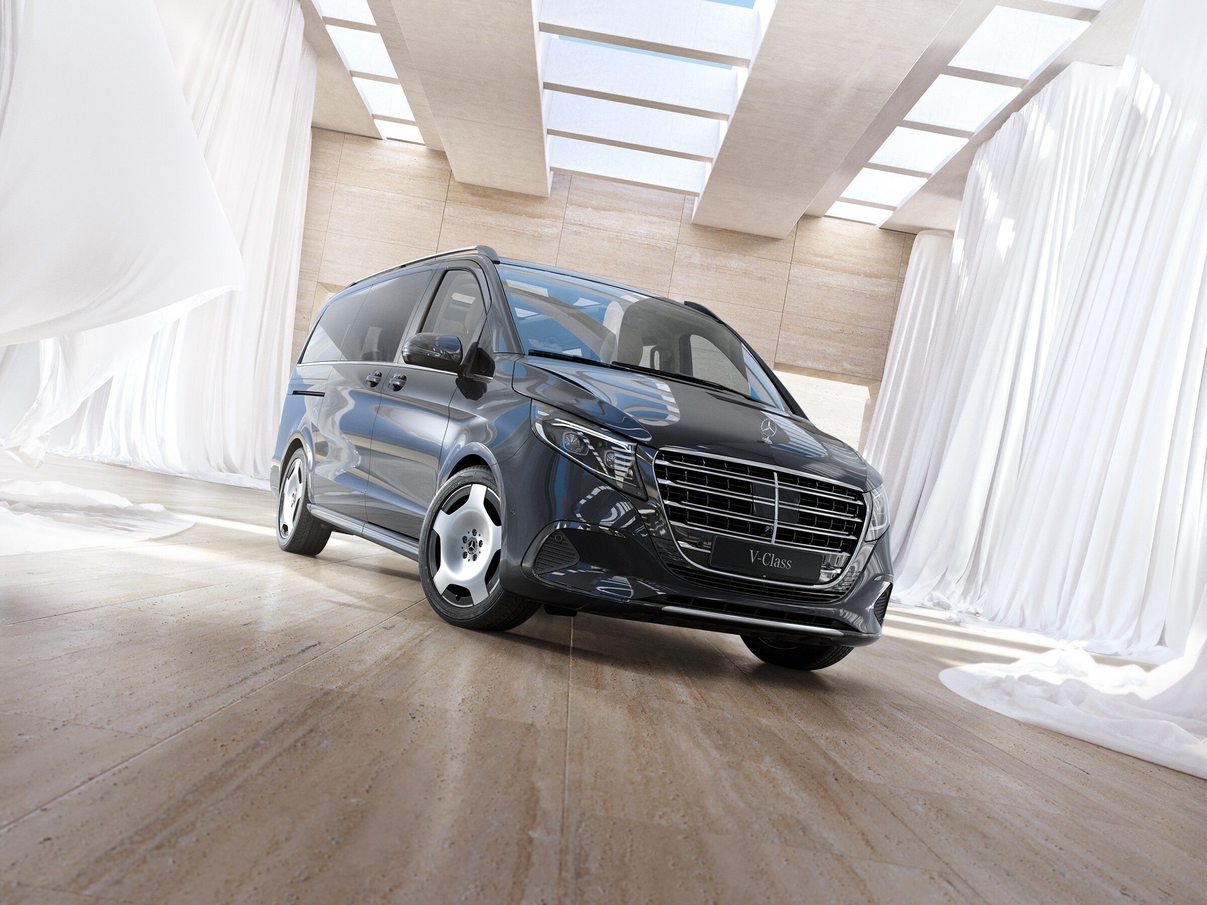 Mercedes-Benz V-Klasse Personentransporter in einem hellen, modernen Innenraum mit Oberlichtern