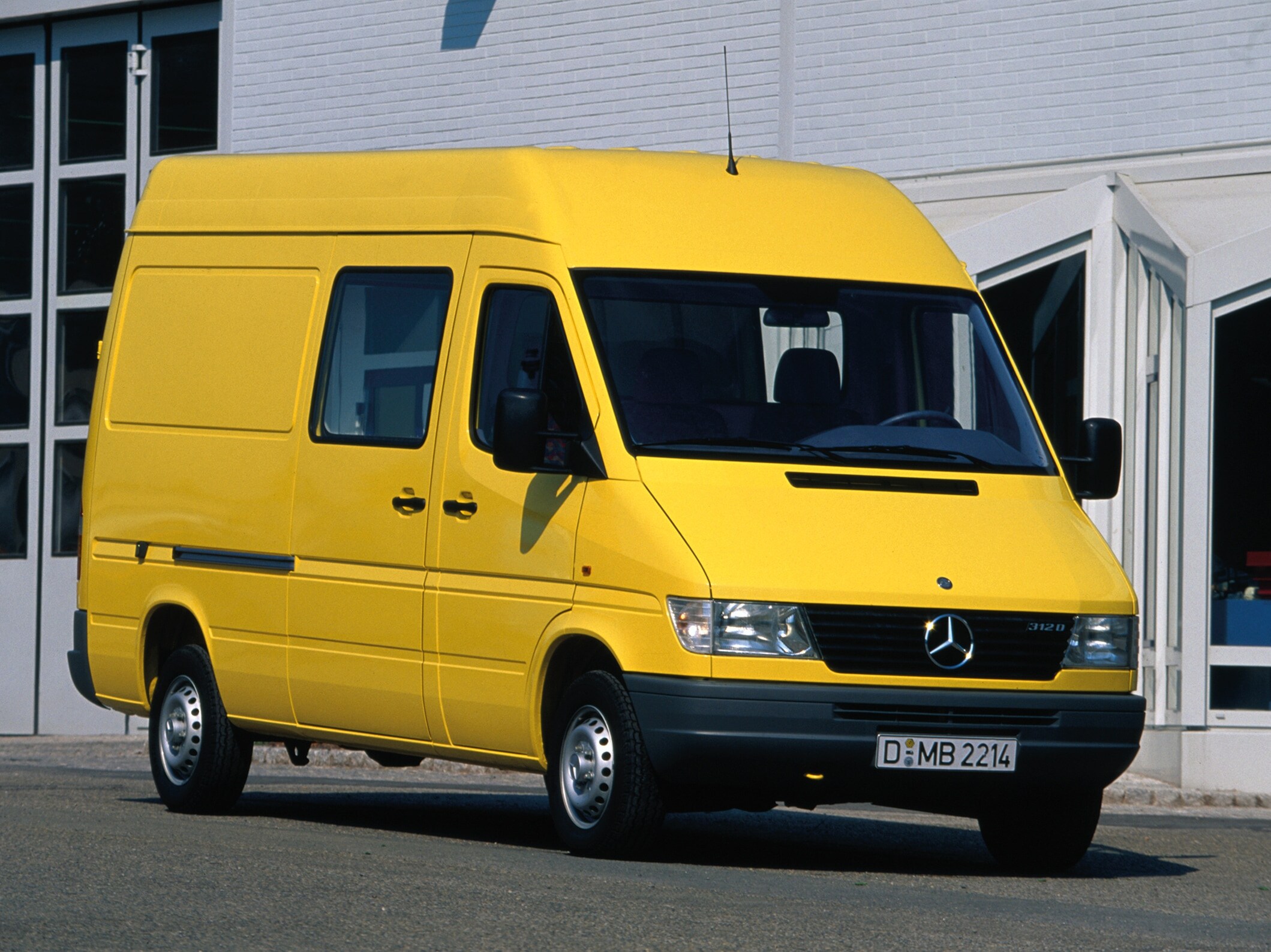Ein Sprinter der ersten Generation, der vor einer Industriehalle geparkt ist