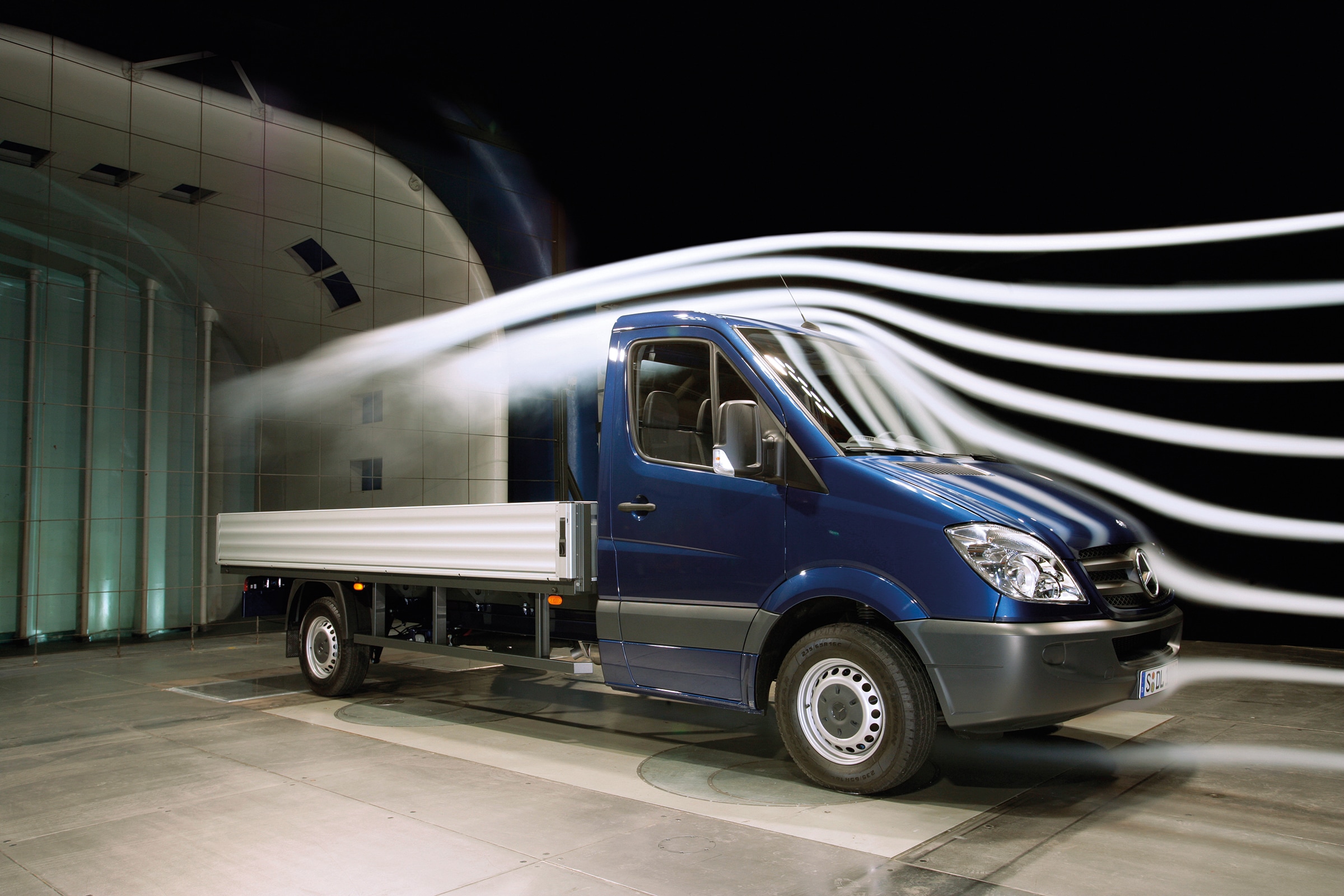 Das Sprinter-Pritschenfahrzeug der zweiten Generation | Geschichte der Nutzfahrzeuge | Mercedes-Benz Sprinter-Pritschenfahrzeug in einer Windkanal-Testanlage ausgestellt