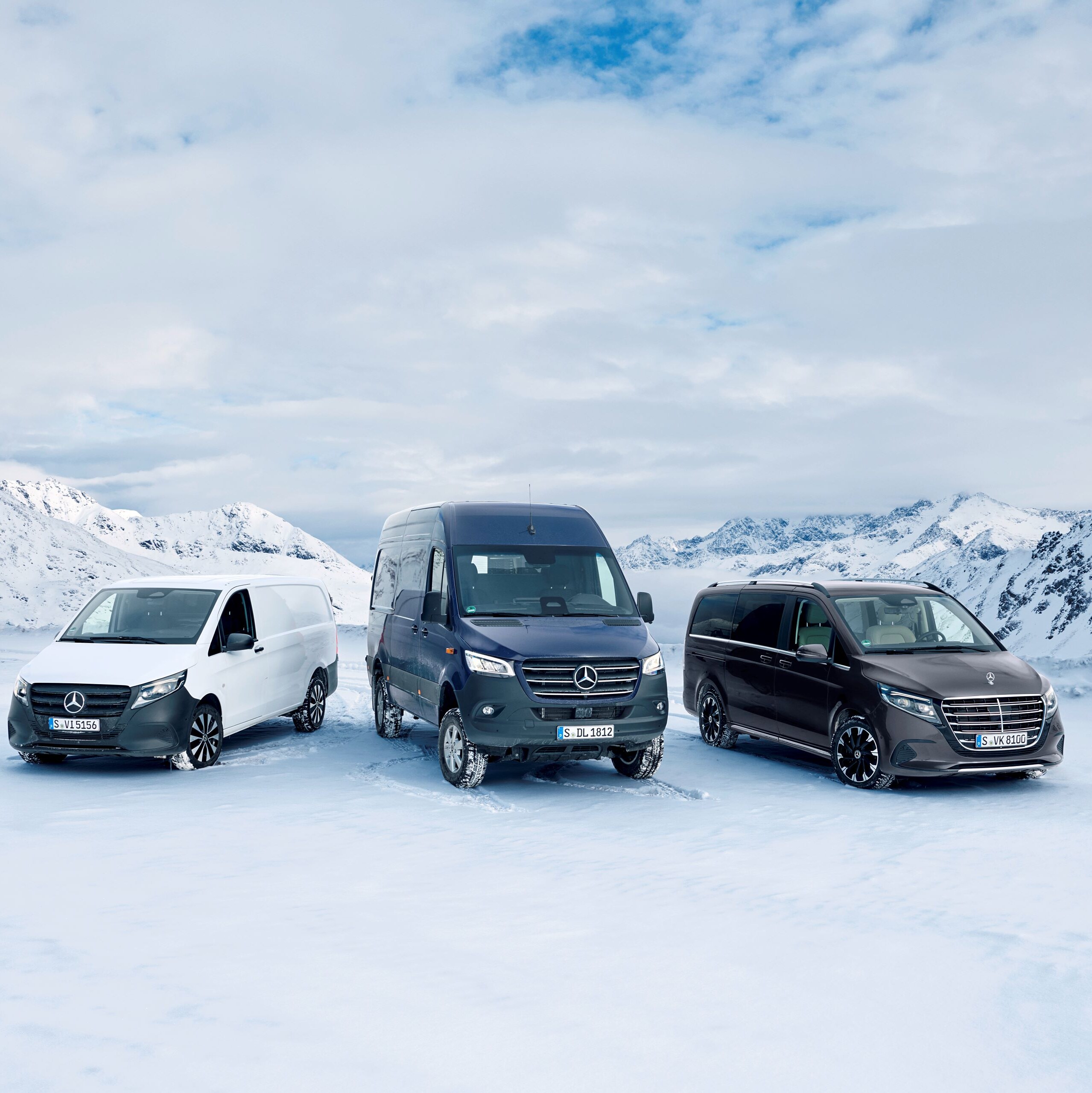 Sprinter Tourer, Kastenwagen und Pritschenfahrzeug stehen im Schnee.