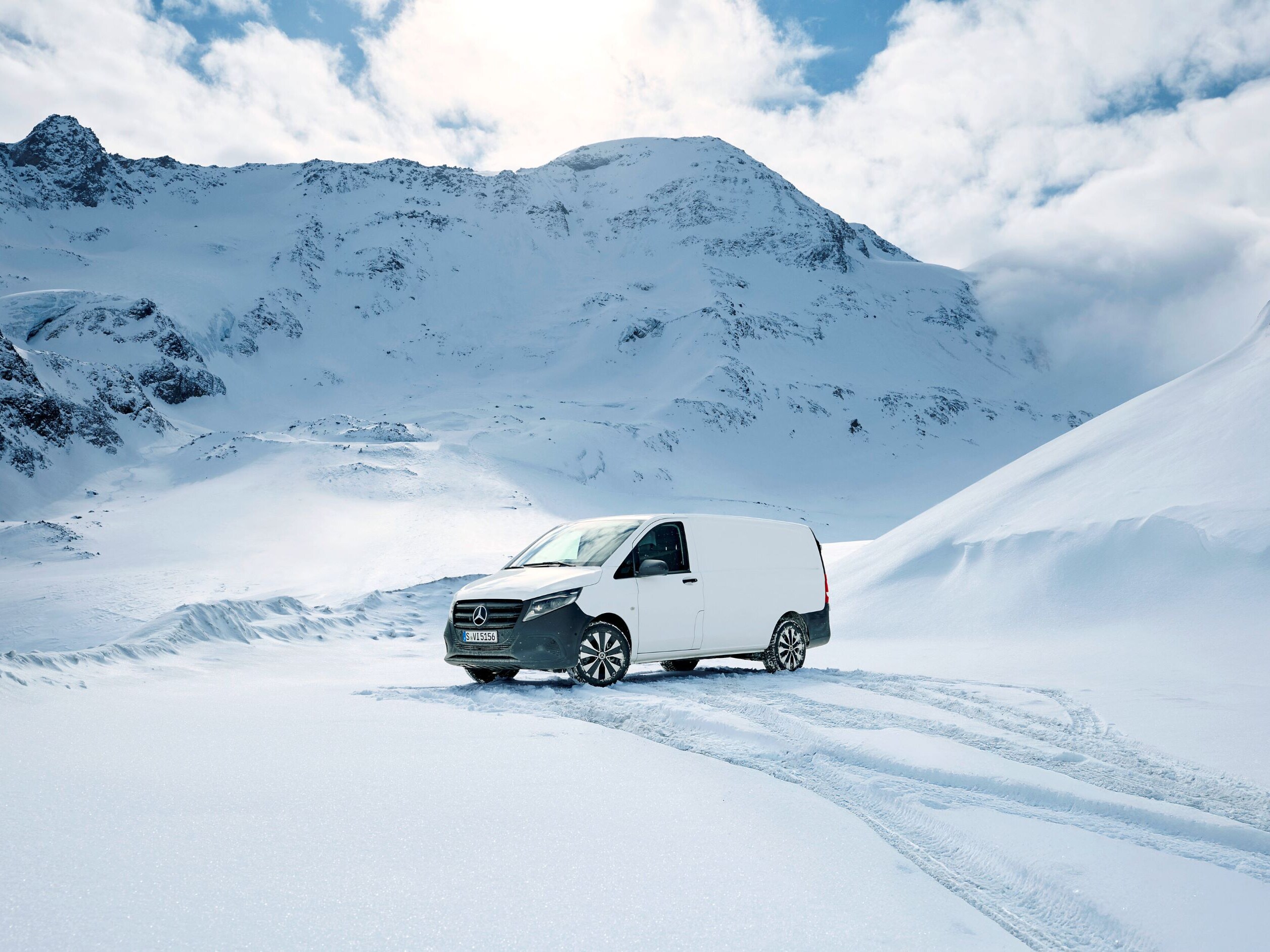 Das Heck des Vito Kastenwagen mit 4x4-Plakette.