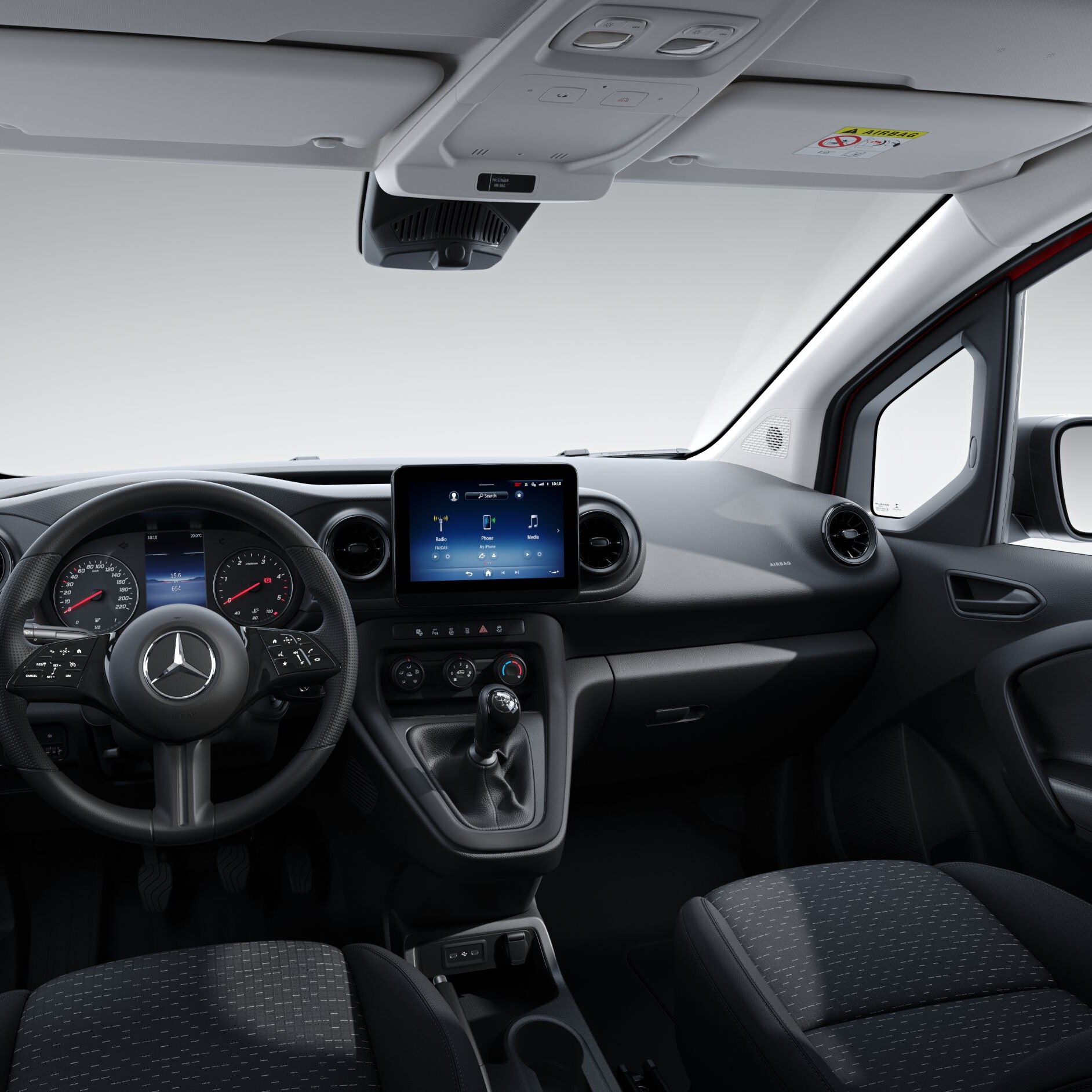 Eine menschliche Hand bedient den Touchscreen des MBUX Multimediasystems im Mercedes-Benz Citan.