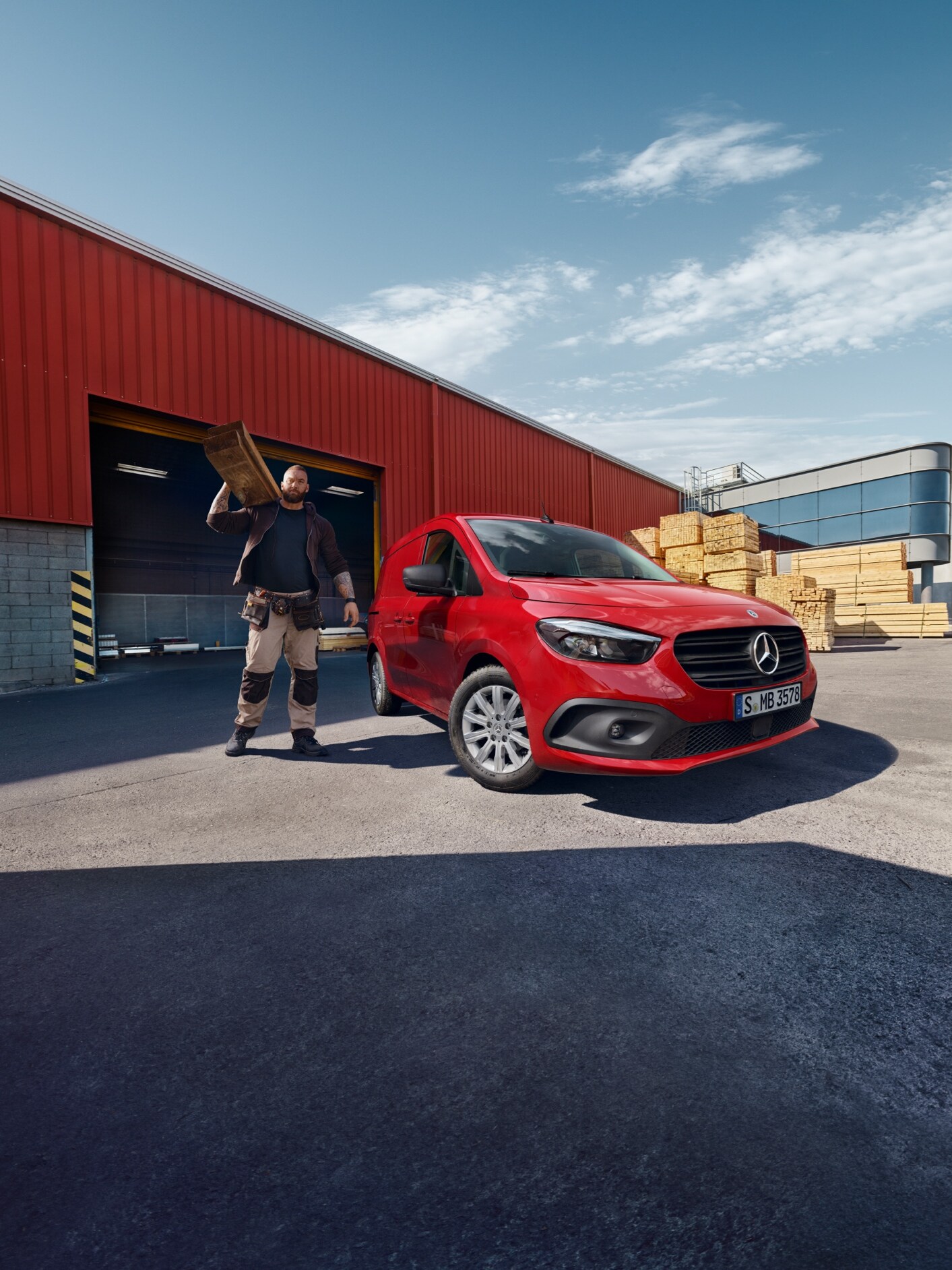 Ein Mercedes-Benz eCitan Kastenwagen steht auf einem Logistikgelände.