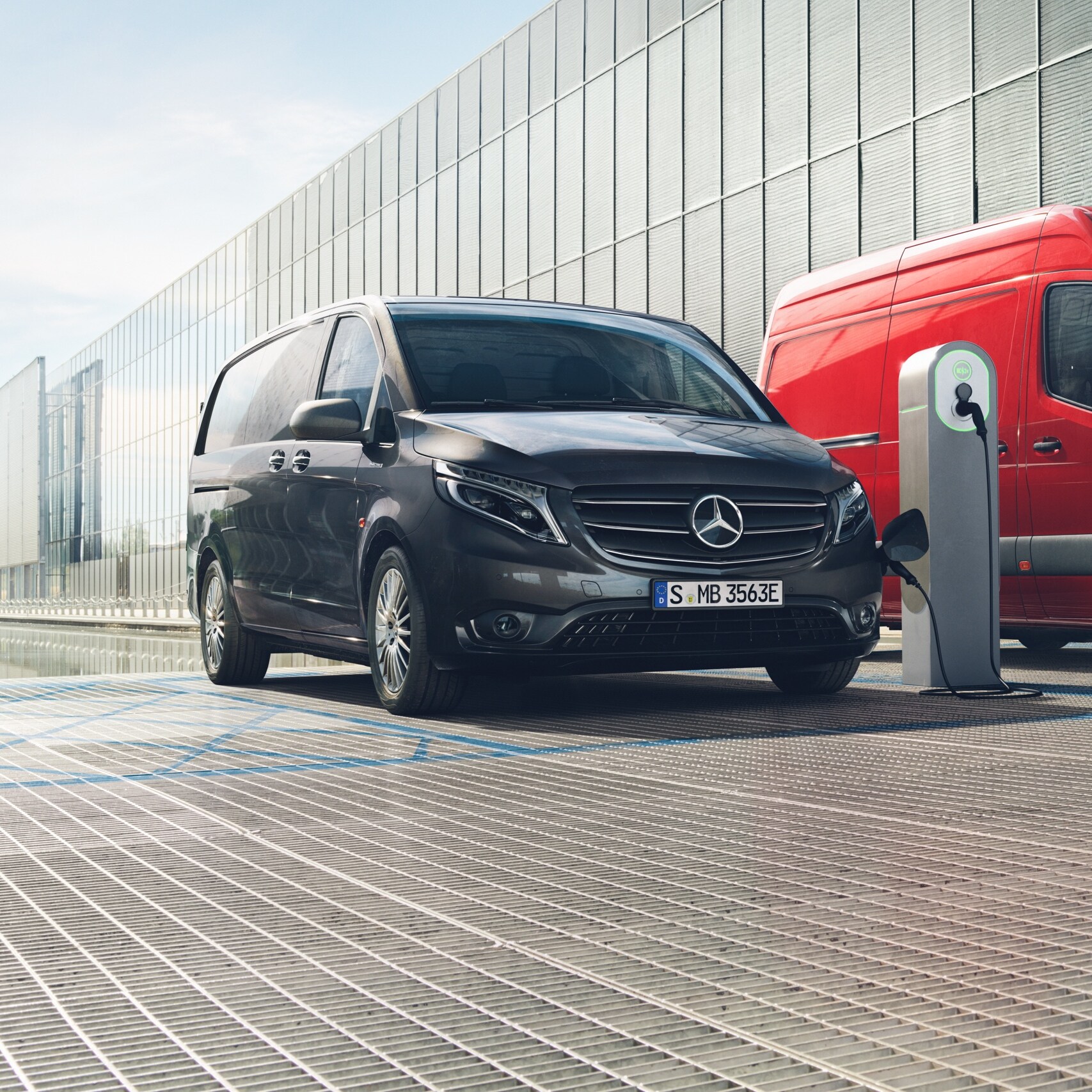 Der eSprinter und eVito, Elektrotransporter von Mercedes-Benz, stehen gemeinsam in einem urbanen Umfeld.