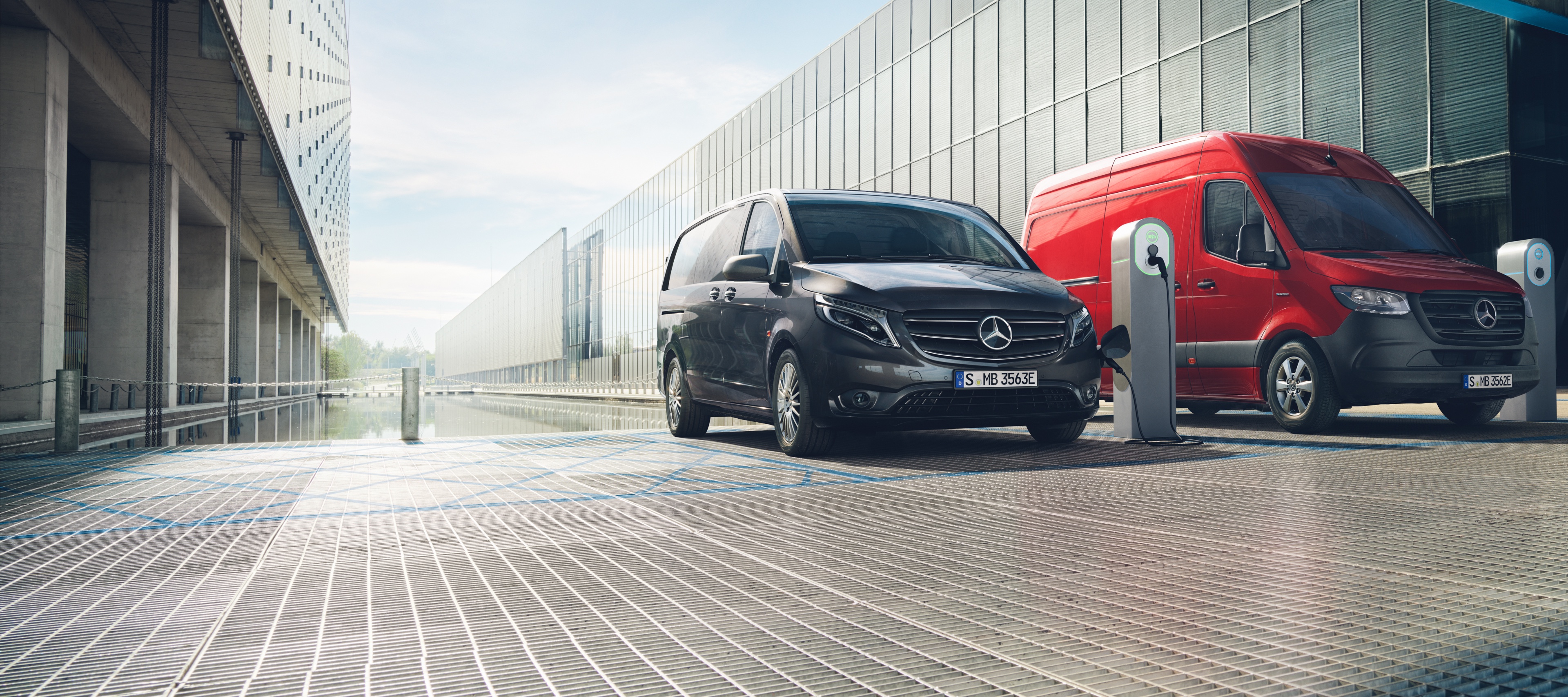 Elektrotransporter | Mercedes-Benz Transporter Der eSprinter und eVito, Elektrotransporter von Mercedes-Benz, stehen gemeinsam in einem urbanen Umfeld.