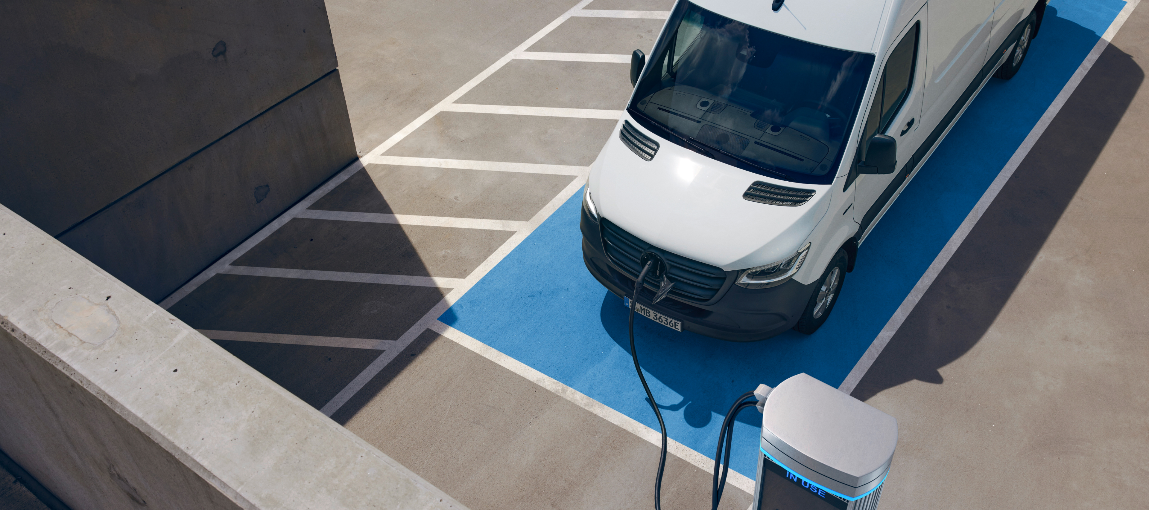 Fahrzeugvergleich | eSprinter Kastenwagen | Mercedes-Benz Der Mercedes-Benz eSprinter Kastenwagen an einer Ladesäule.