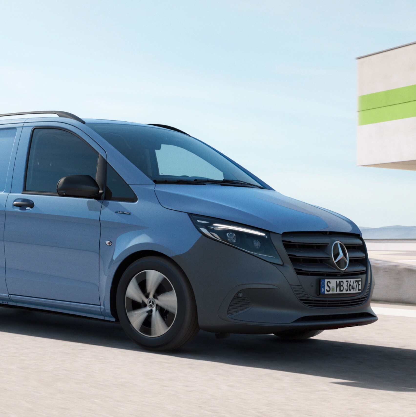 Der Mercedes-Benz eVito Kastenwagen auf dem Dach eines Parkhauses.