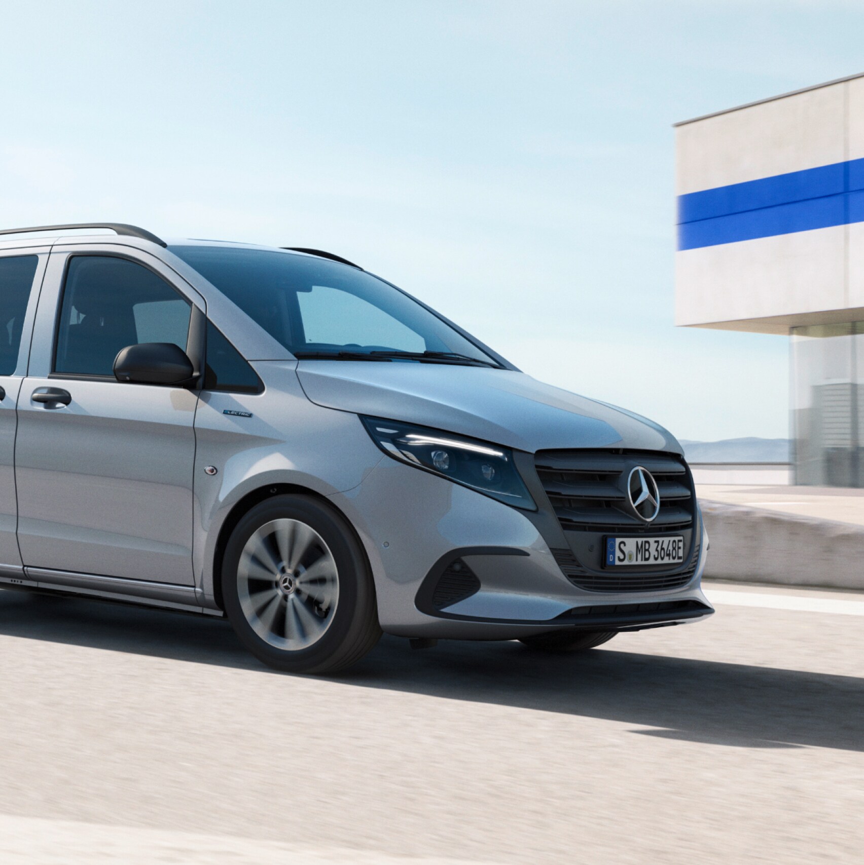 Der Mercedes-Benz eVito Tourer auf dem Dach eines Parkhauses.