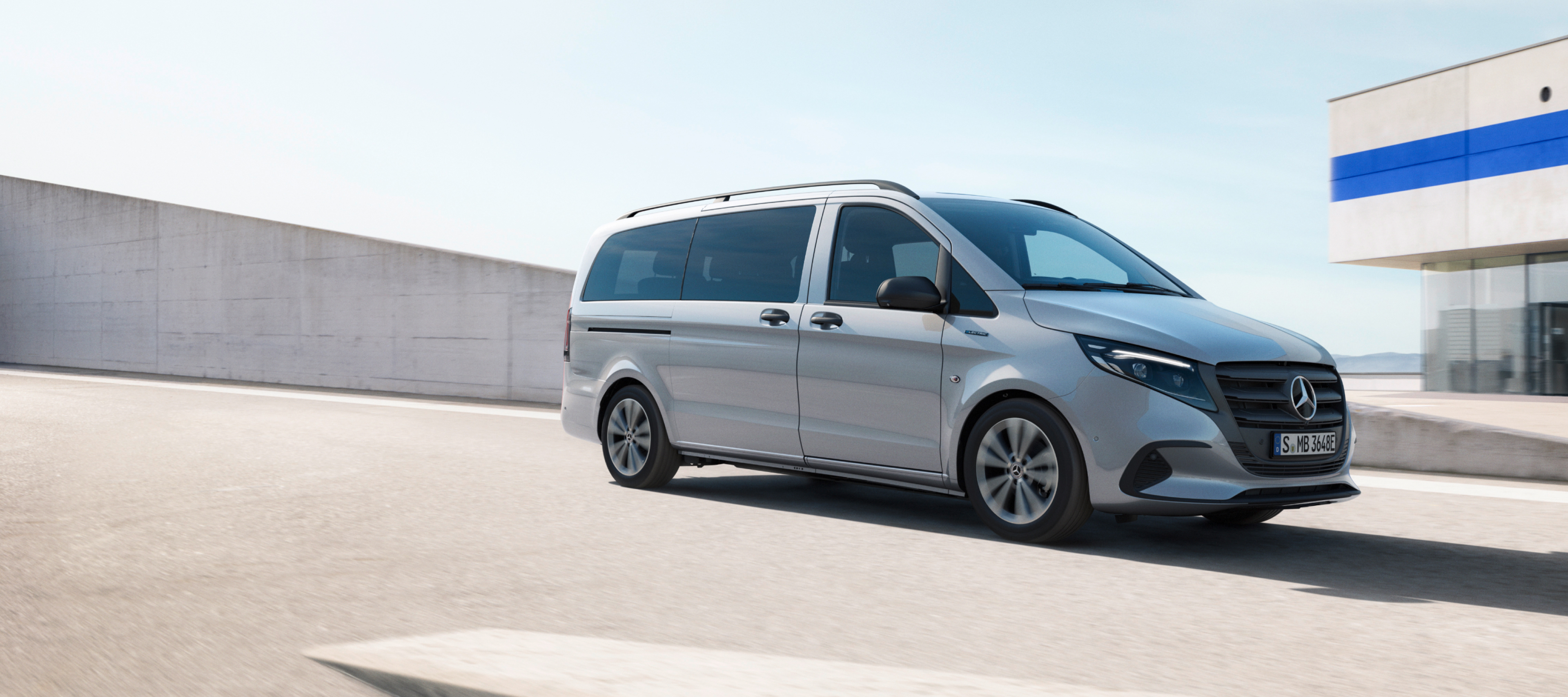 Fahrzeugvergleich | eVito Tourer | Mercedes-Benz Der Mercedes-Benz eVito Tourer auf dem Dach eines Parkhauses.