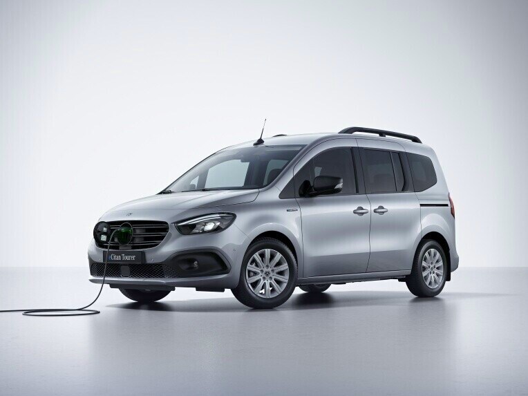Der Mercedes-Benz eCitan Tourer mit eingestecktem Ladekabel.