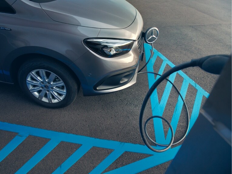 Das Laden der Hochvoltbatterie (45 kWh) des Mercedes-Benz eCitan Tourer.