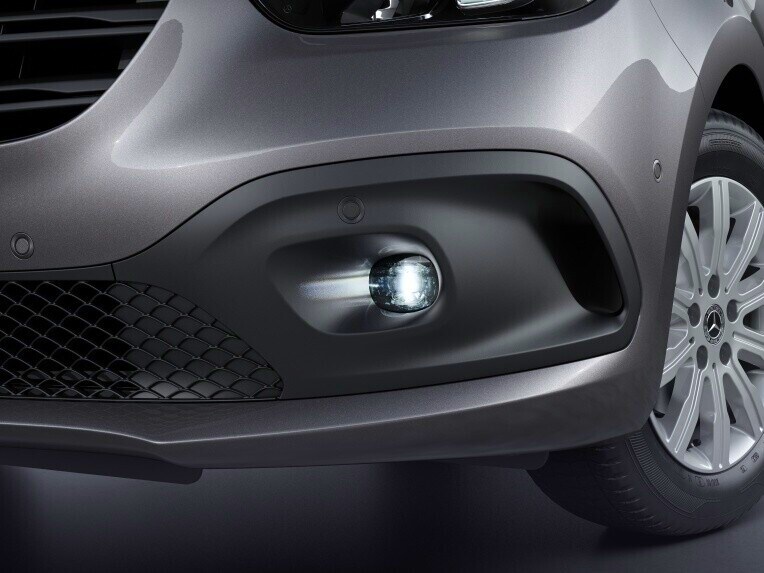 Die Nebelscheinwerfer in LED-Technik aus dem Licht-Paket des Mercedes-Benz eCitan Tourer.