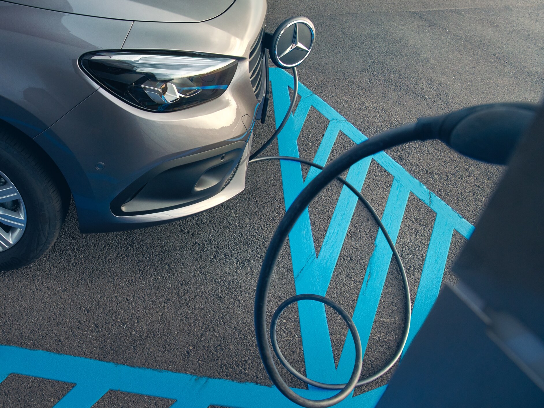 Der Mercedes-Benz eCitan Tourer beim Laden.