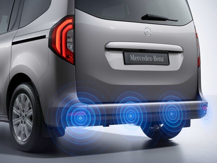 Die Einparkhilfe hinten des Mercedes-Benz eCitan Tourer.