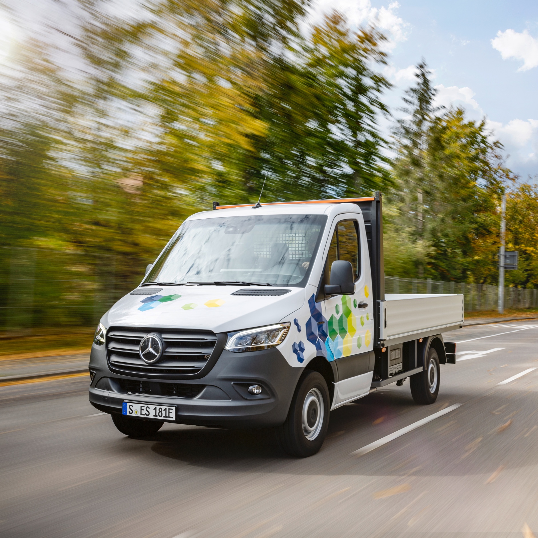 Vielfalt | eSprinter Fahrgestell | Mercedes-Benz Transporter Das neue eSprinter Fahrgestell wird mit zwei Motorisierungsstufen, drei Hochvoltbatterievarianten und zwei Längenvarianten verfügbar sein.