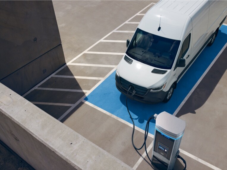 Der Mercedes-Benz eSprinter Kastenwagen an einer Ladesäule.
