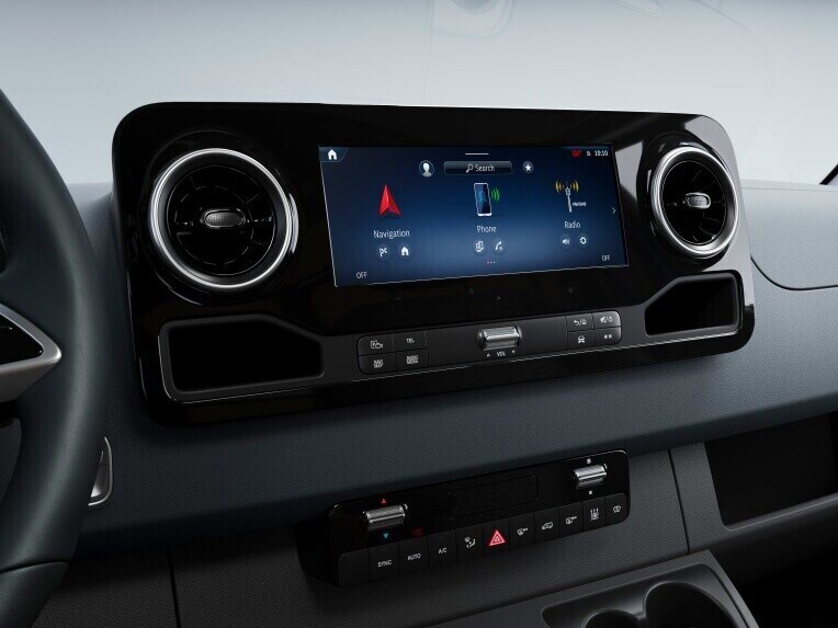 Das MBUX Multimediasystem im Mercedes-Benz eSprinter Kastenwagen.