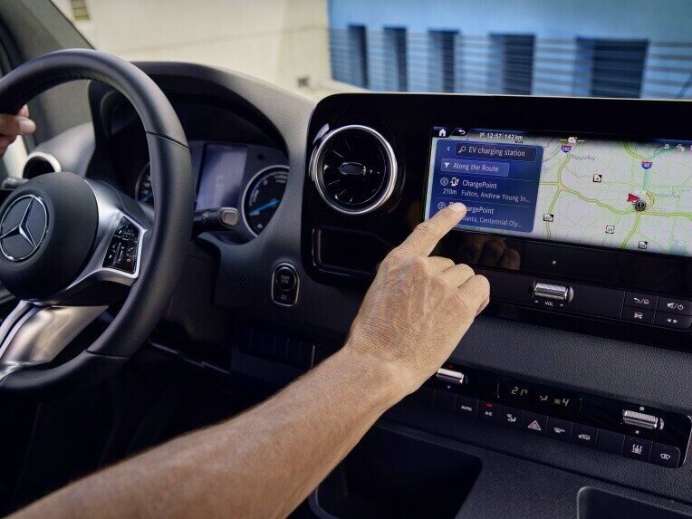 Die Navigation im MBUX Multimediasystem des Mercedes-Benz eSprinter Kastenwagen.