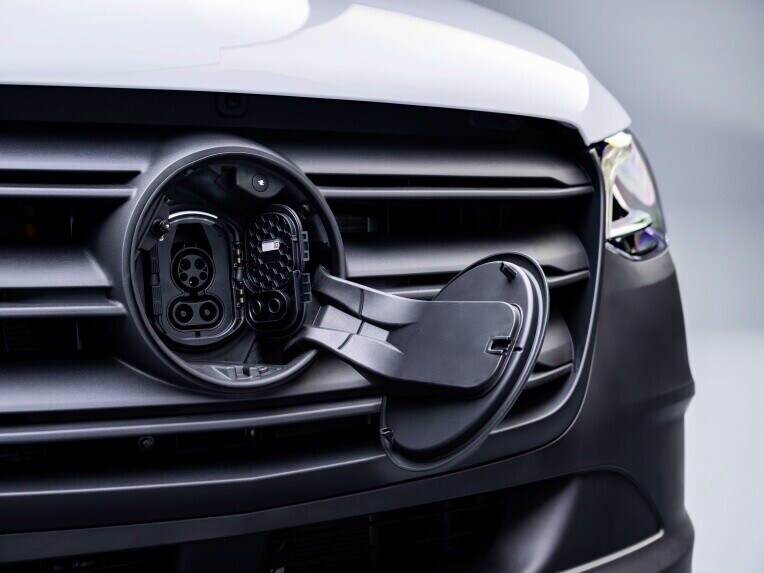 Die geöffnete CCS-Ladedose des Mercedes-Benz eSprinter Kastenwagen.
