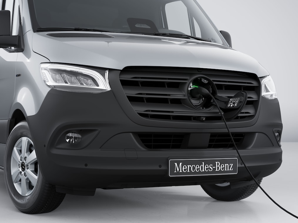Die Ladebuchse am Mercedes-Benz eSprinter Fahrgestell mit angeschlossenem Ladekabel.
