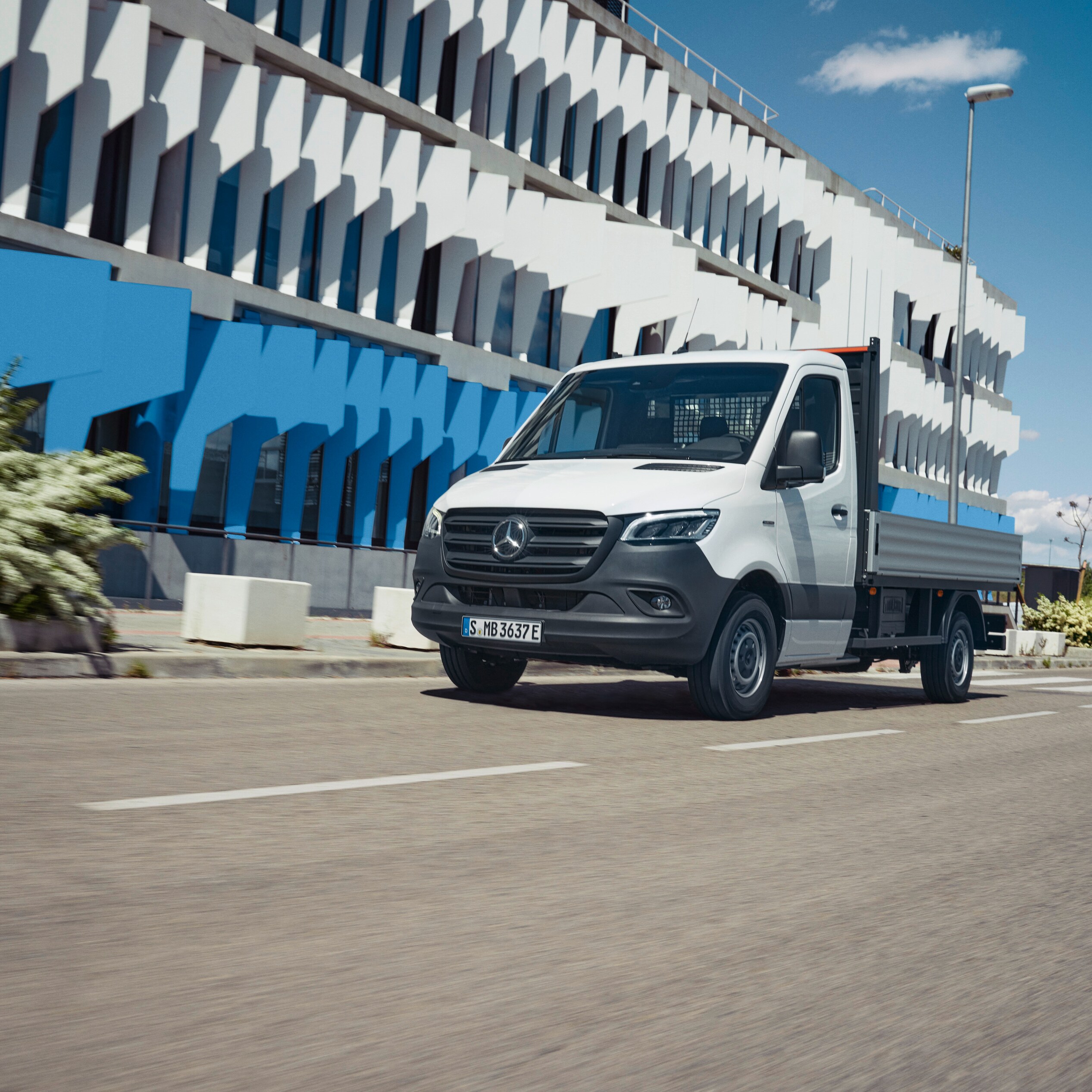 Das Mercedes-Benz eSprinter Pritschenfahrzeug unterwegs in der Stadt.