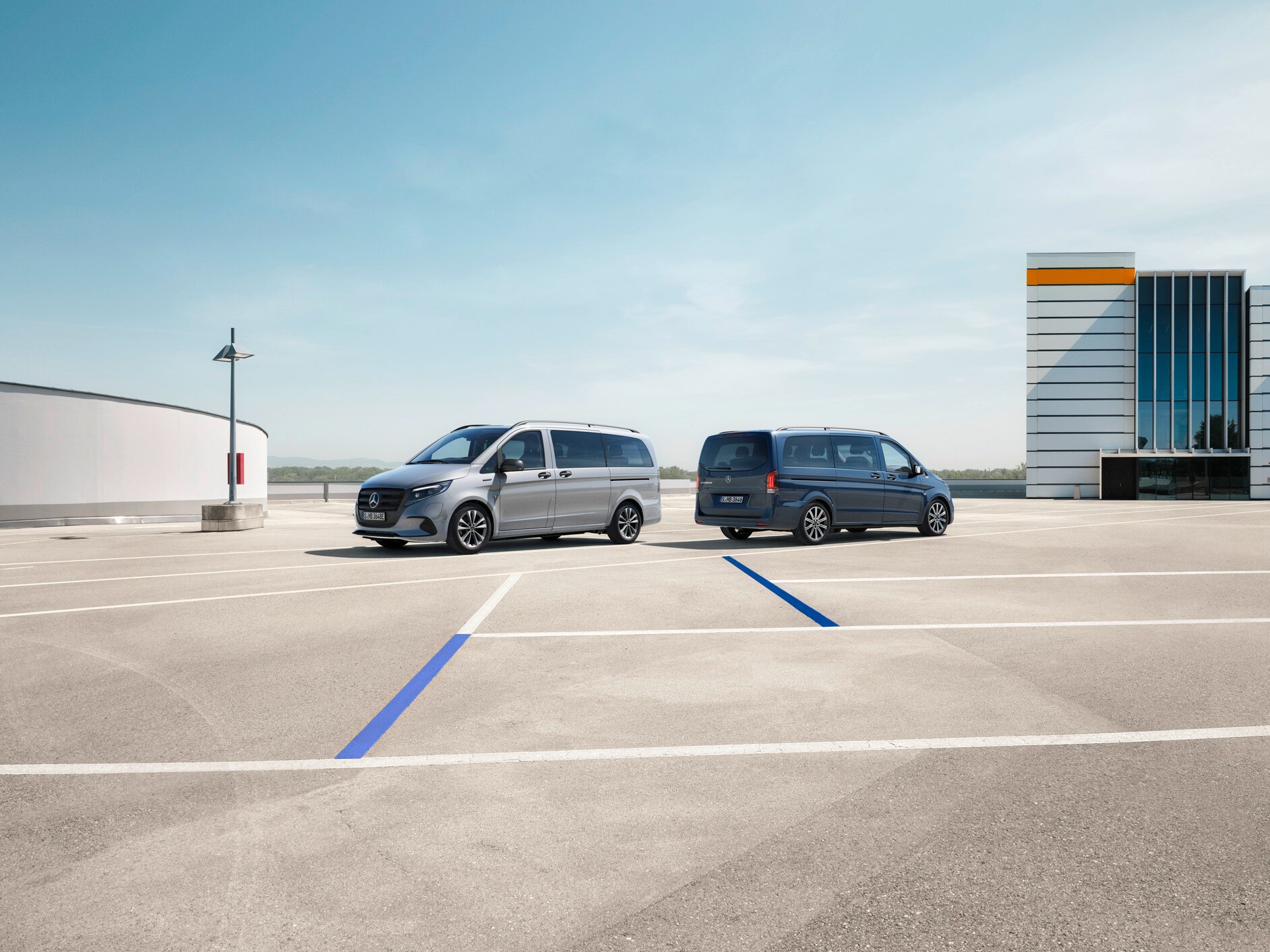 Der Vito Tourer und der eVito Tourer stehen auf einem Parkplatz.