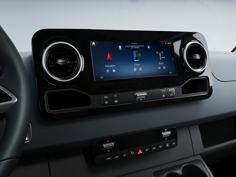 Das MBUX Multimediasystem im Mercedes-Benz Sprinter Pritschenfahrzeug.
