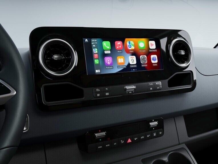 Die Bildschirmansicht der Smartphone-Integration im Mercedes-Benz Sprinter Pritschenfahrzeug.