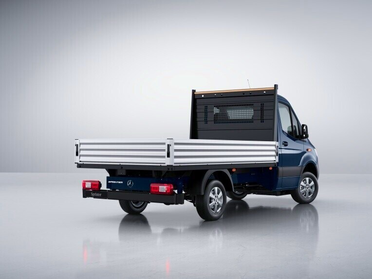 Das Mercedes-Benz Sprinter Pritschenfahrzeug mit Allradantrieb 4x4 mit Torque-on-Demand.