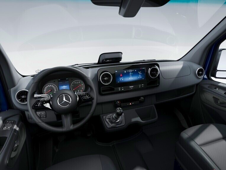 Das Fahrerhaus des Mercedes-Benz Sprinter Pritschenfahrzeugs in der Ausstattungslinie BASE.