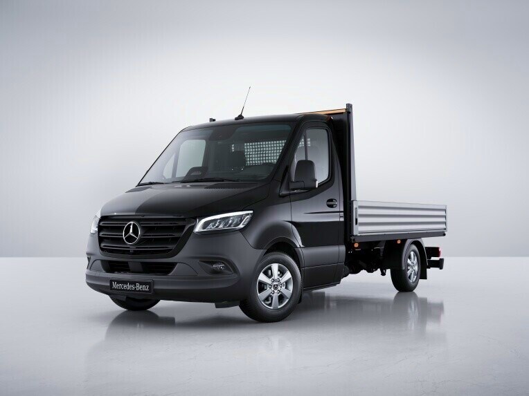 Das Mercedes-Benz Sprinter Pritschenfahrzeug mit Fahrwerk für Komfort und Ladegutschonung.