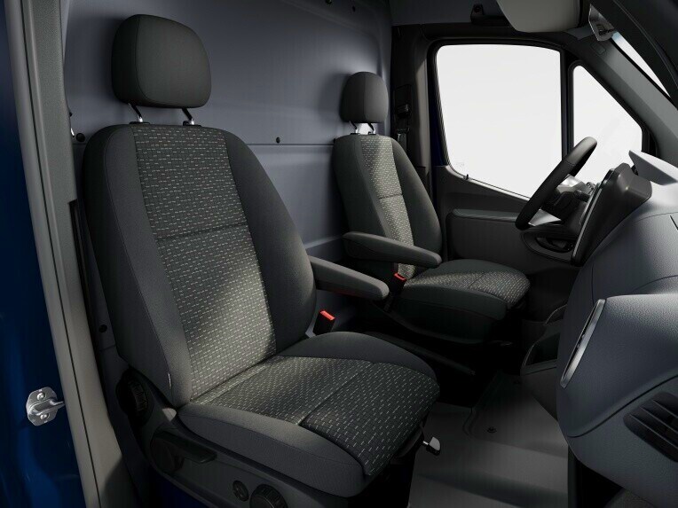 Der Komfort-Fahrer- und Beifahrersitz im Mercedes-Benz Sprinter Pritschenfahrzeug.