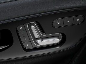 Die Bedienelemente für den elektrisch verstellbaren Fahrersitz im Mercedes-Benz Sprinter Pritschenfahrzeug.